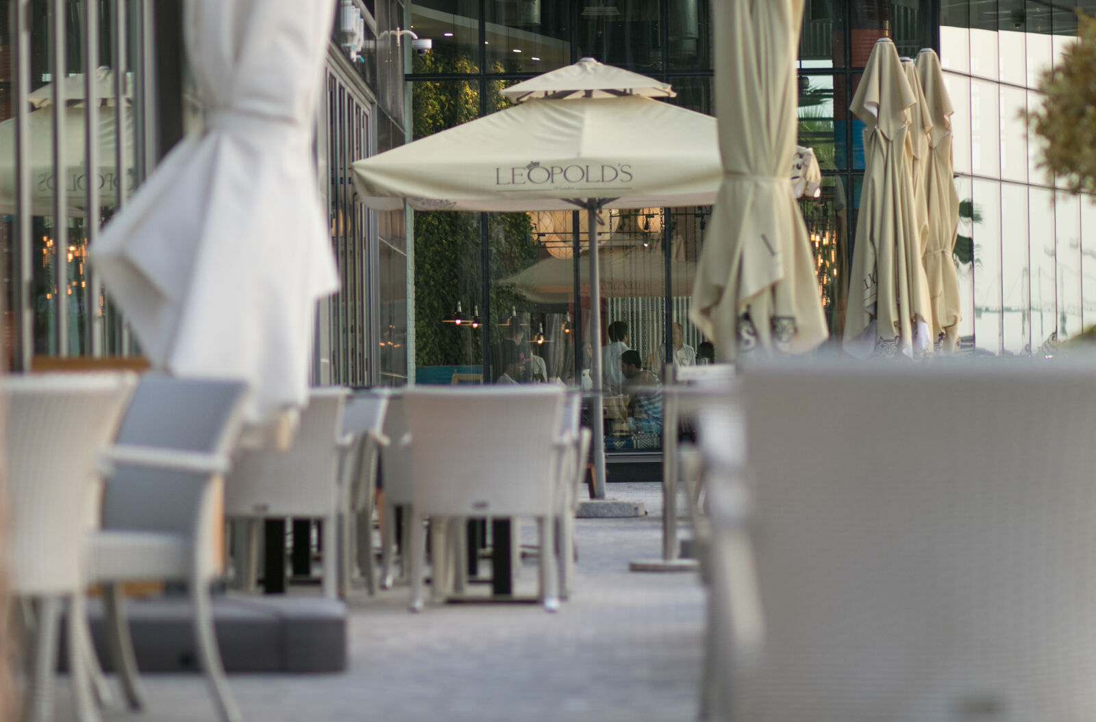 Canon EF 85mm F1.8 USM sample photo. Dubai, cafe, restaurant, street photography