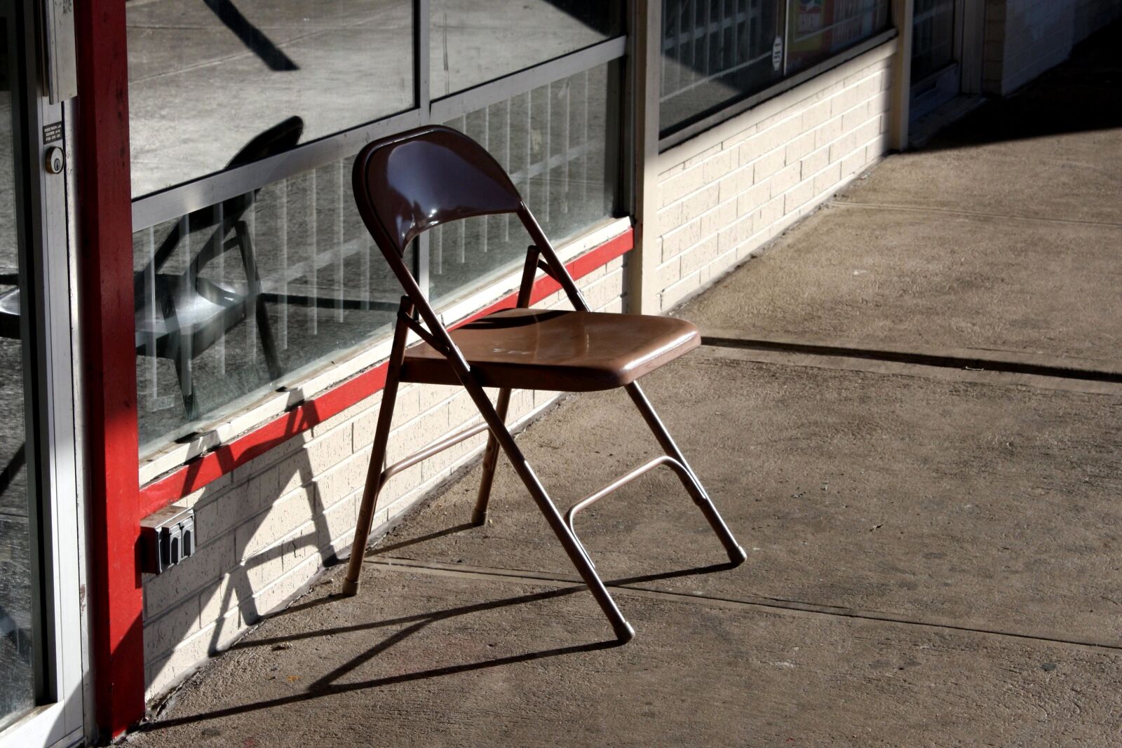 f/3.5-5.6 IS sample photo. Metal chair, outdoor, furniture photography