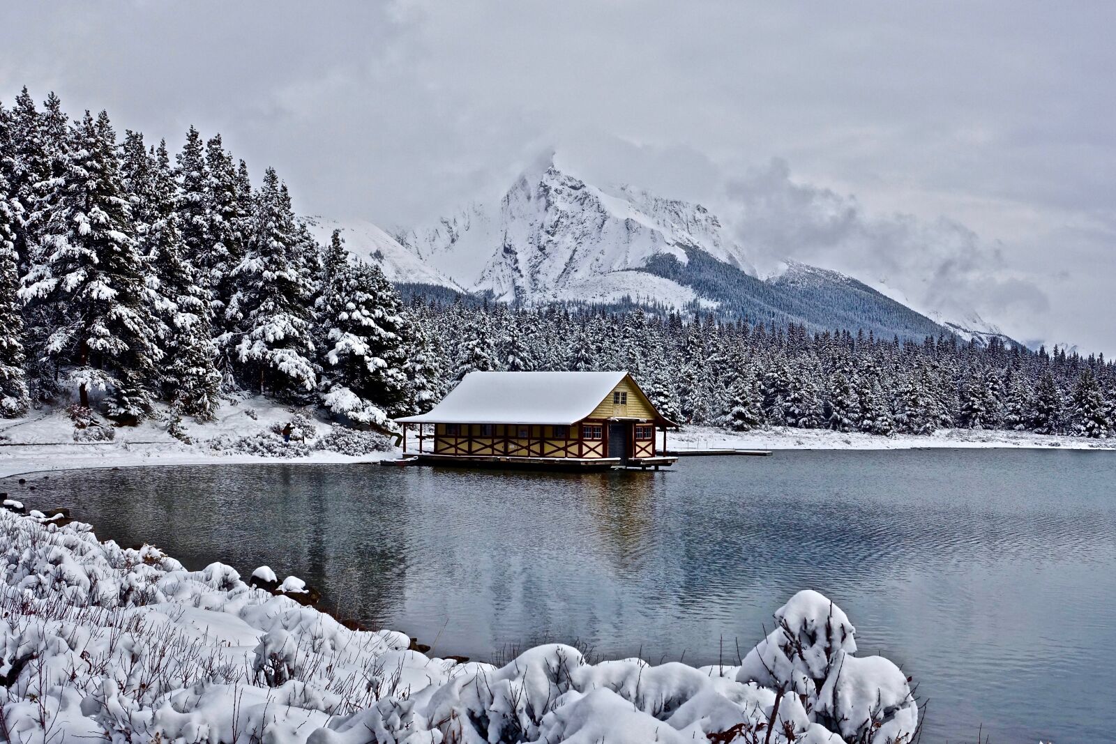 Sony Cyber-shot DSC-RX100 III sample photo. Cottage, winter, snow photography