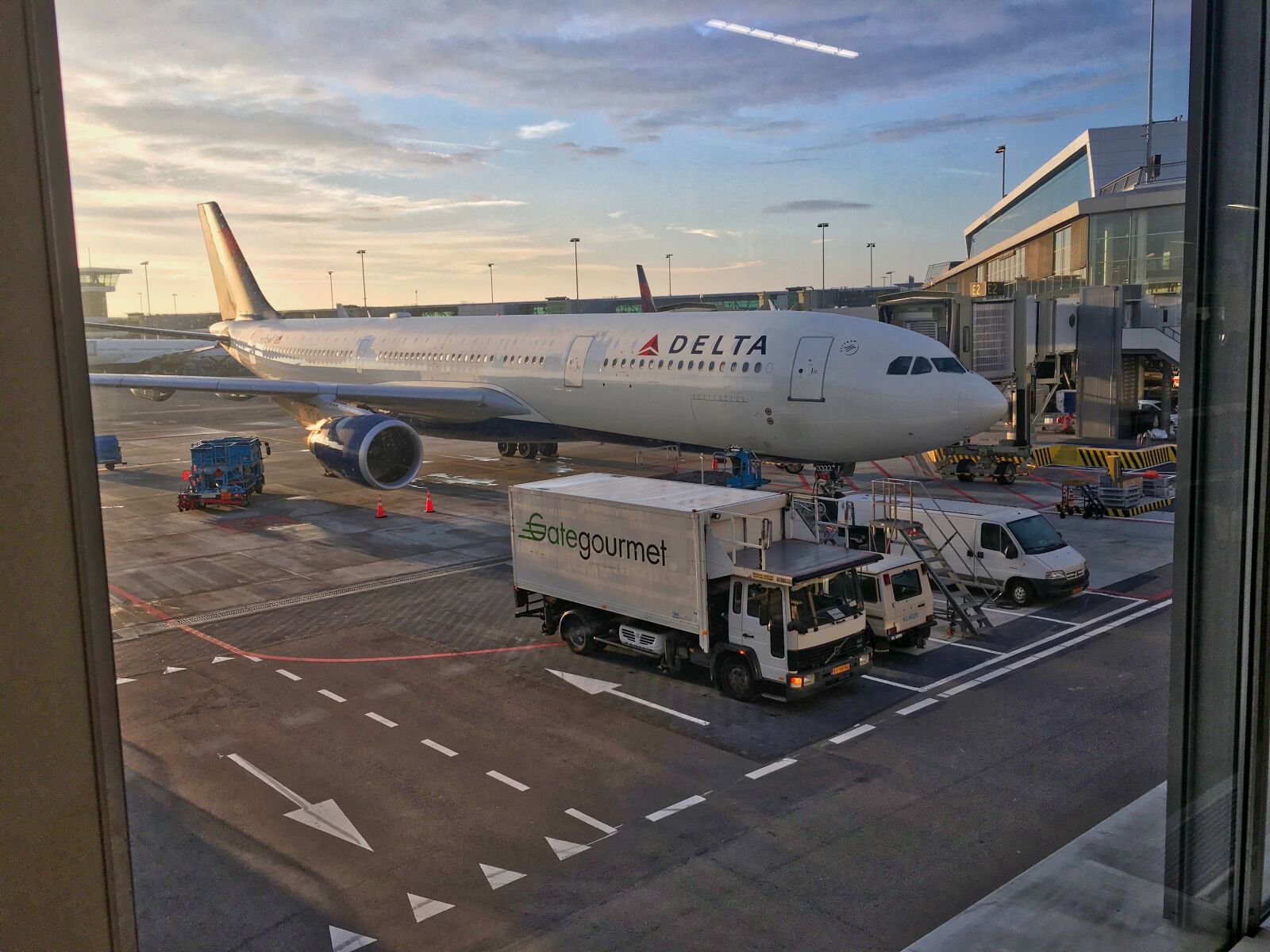Apple iPhone 6s Plus sample photo. The plane, delta, amsterdam photography