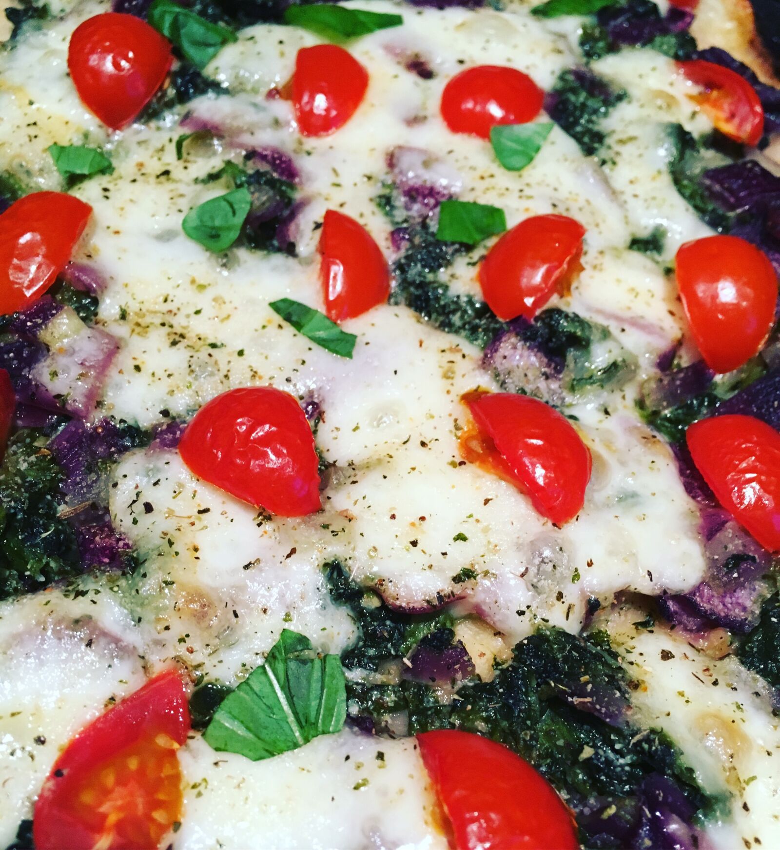 iPhone SE back camera 4.15mm f/2.2 sample photo. Pizza, spinach, tomato photography
