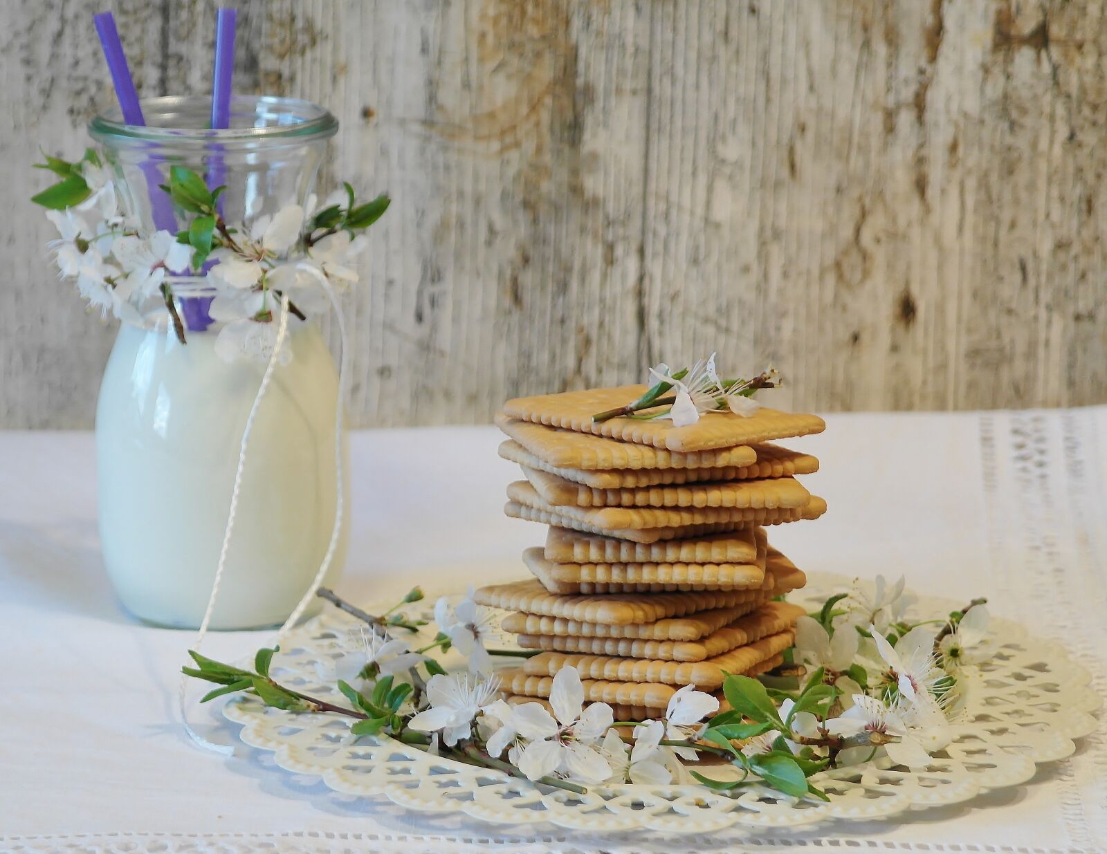 Samsung NX20 sample photo. Cookies, butter biscuits, glass photography