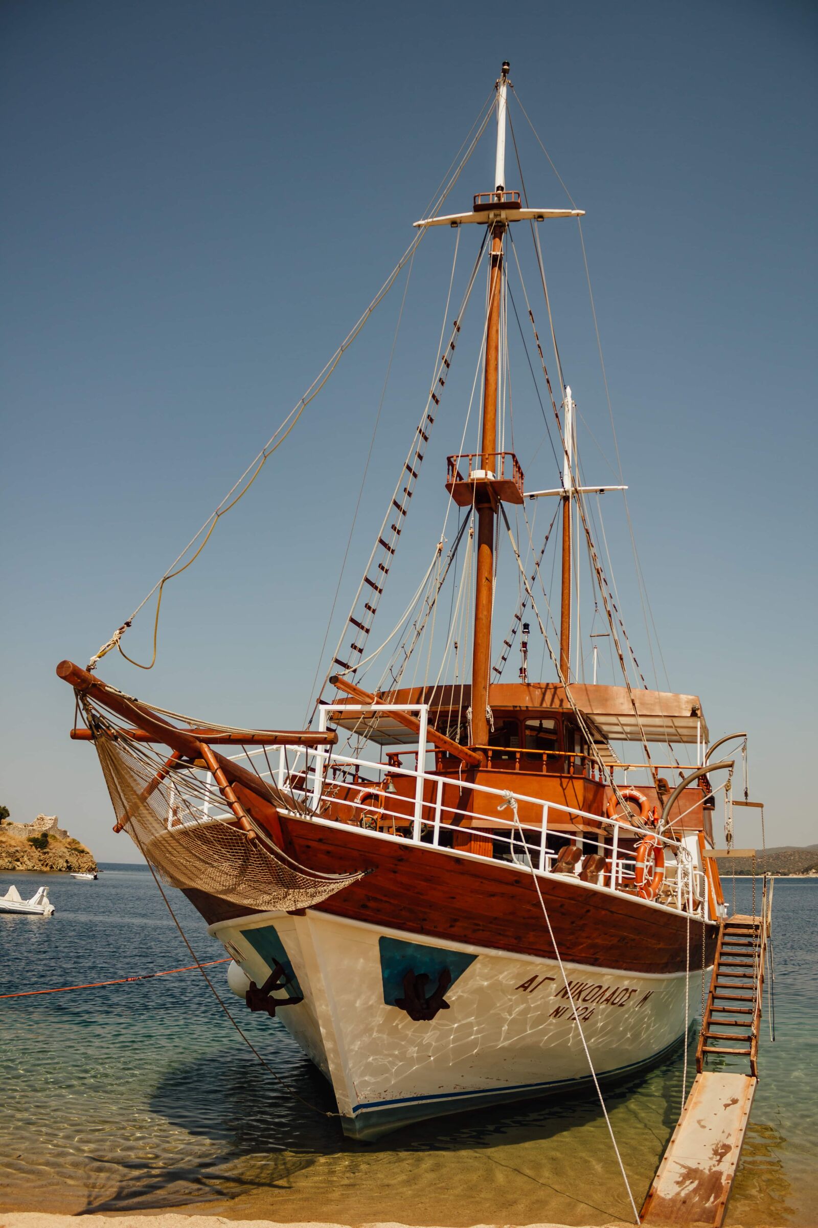Canon EF-S 18-55mm F3.5-5.6 IS sample photo. Sailboat, island, navigation, summer photography