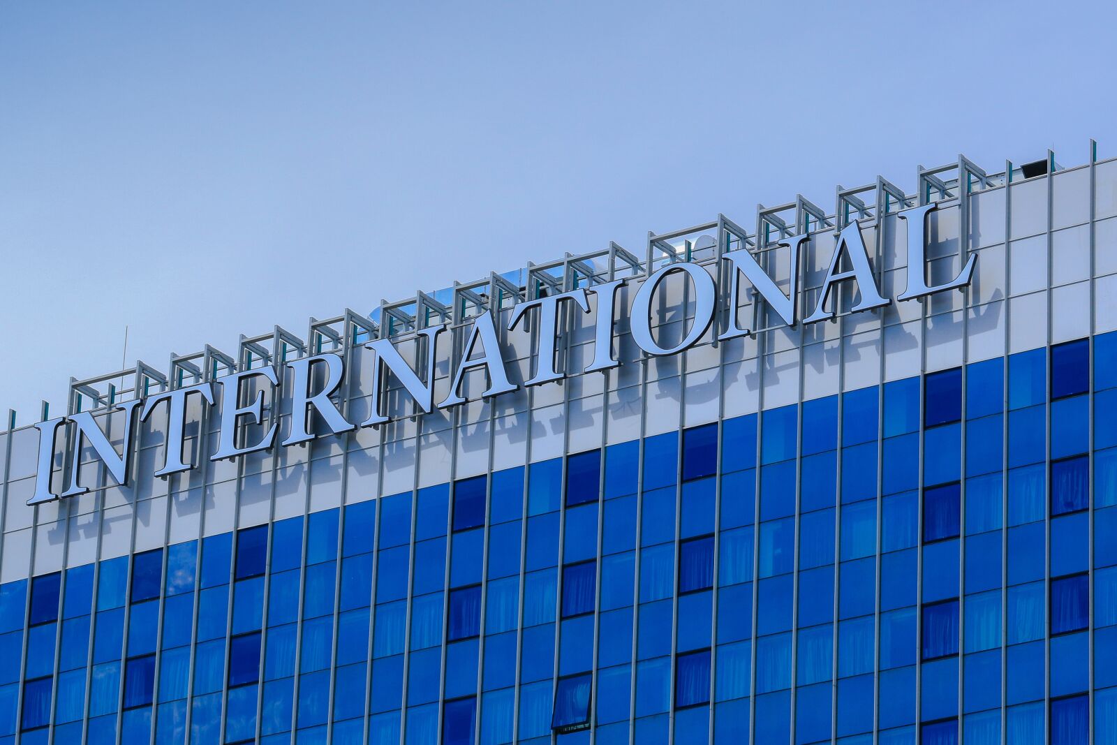 Canon EOS 7D Mark II sample photo. Hotel, blue, the window photography