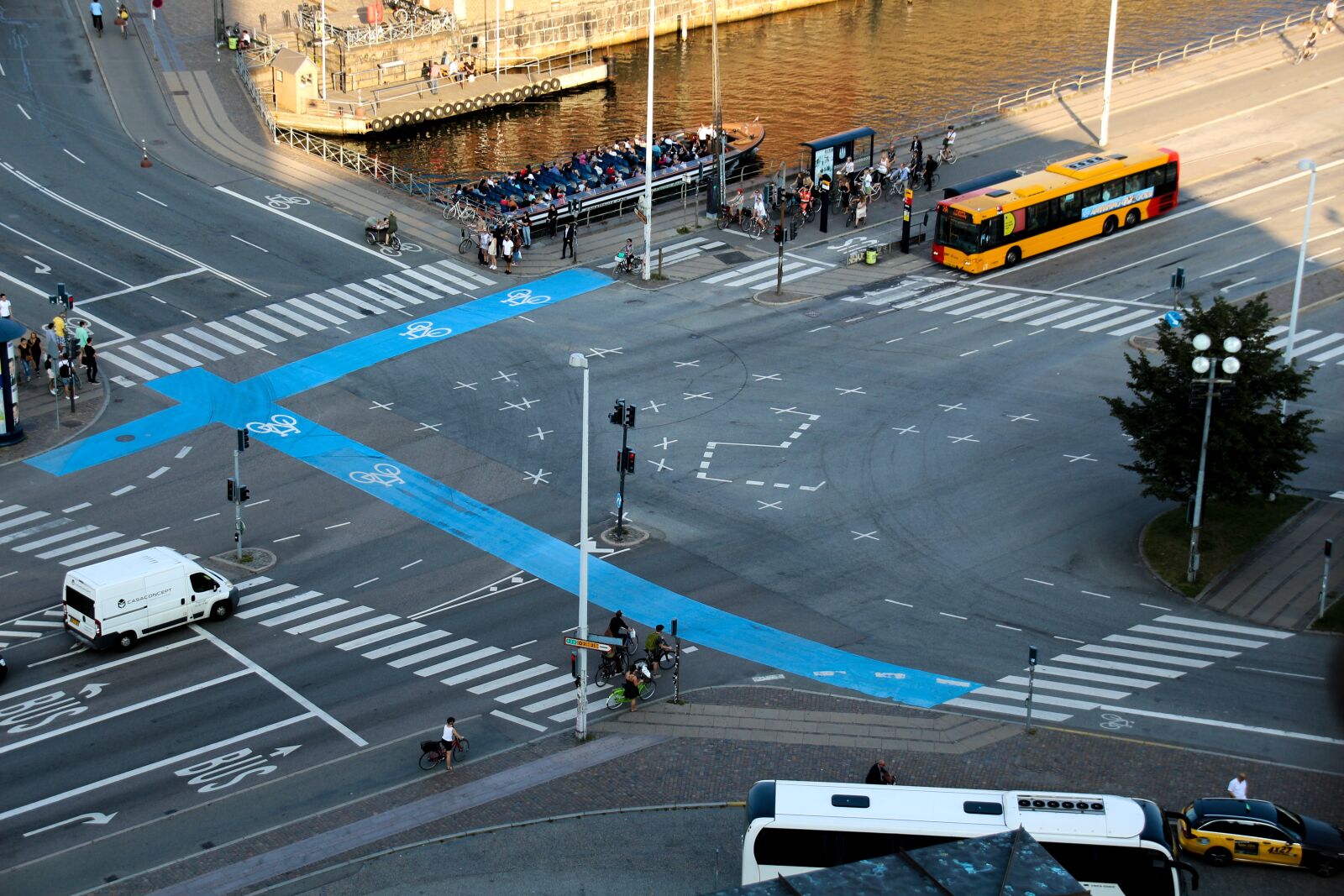 Canon EOS 700D (EOS Rebel T5i / EOS Kiss X7i) sample photo. Junction, traffic, crosswalk photography