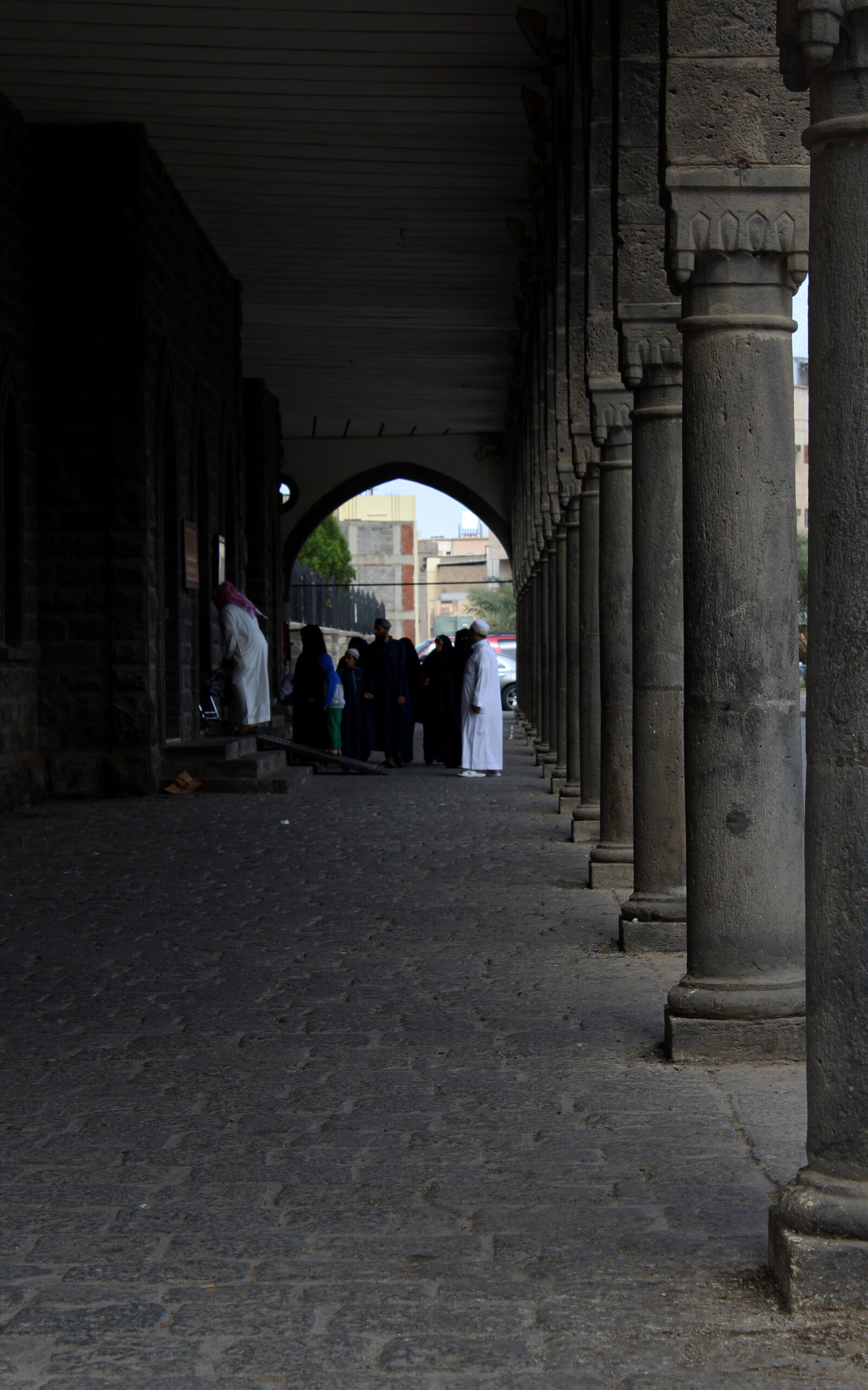 Canon EOS 1200D (EOS Rebel T5 / EOS Kiss X70 / EOS Hi) sample photo. Madinah, people, pilgrims, pillars photography