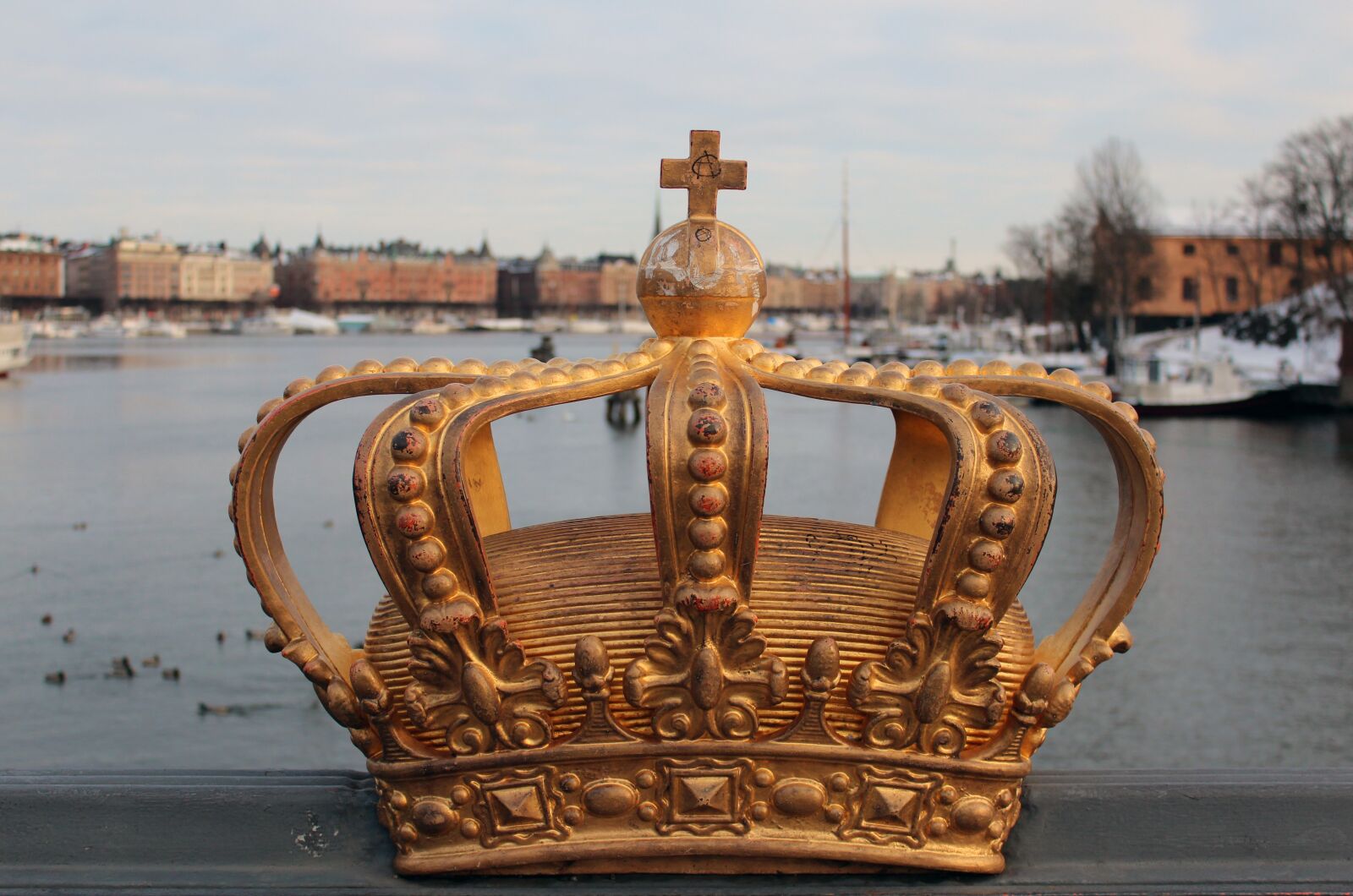 Canon EOS 600D (Rebel EOS T3i / EOS Kiss X5) sample photo. Crown, gold, royal photography