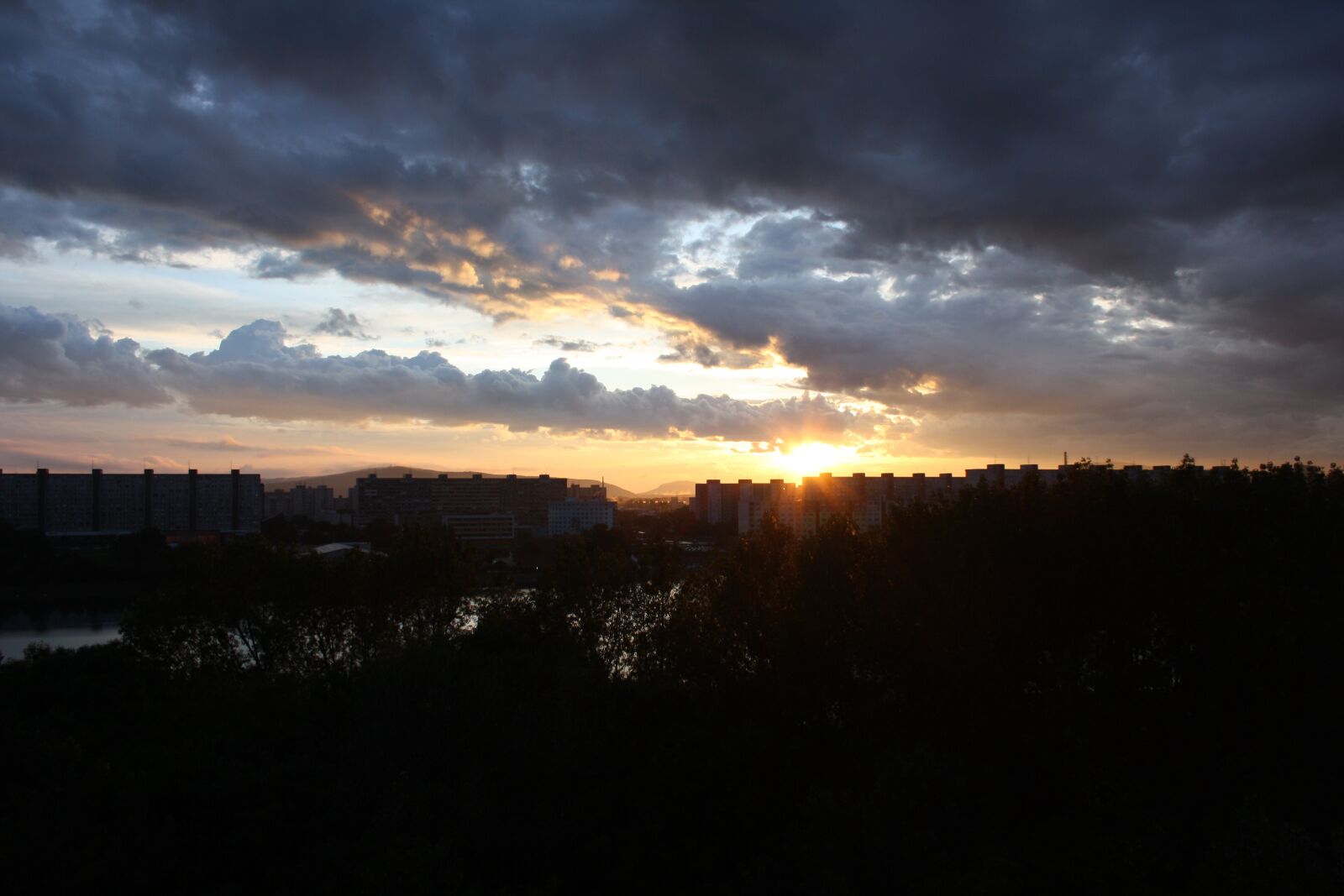 Canon EOS 1000D (EOS Digital Rebel XS / EOS Kiss F) sample photo. Clouds, atmosphere, sunset photography