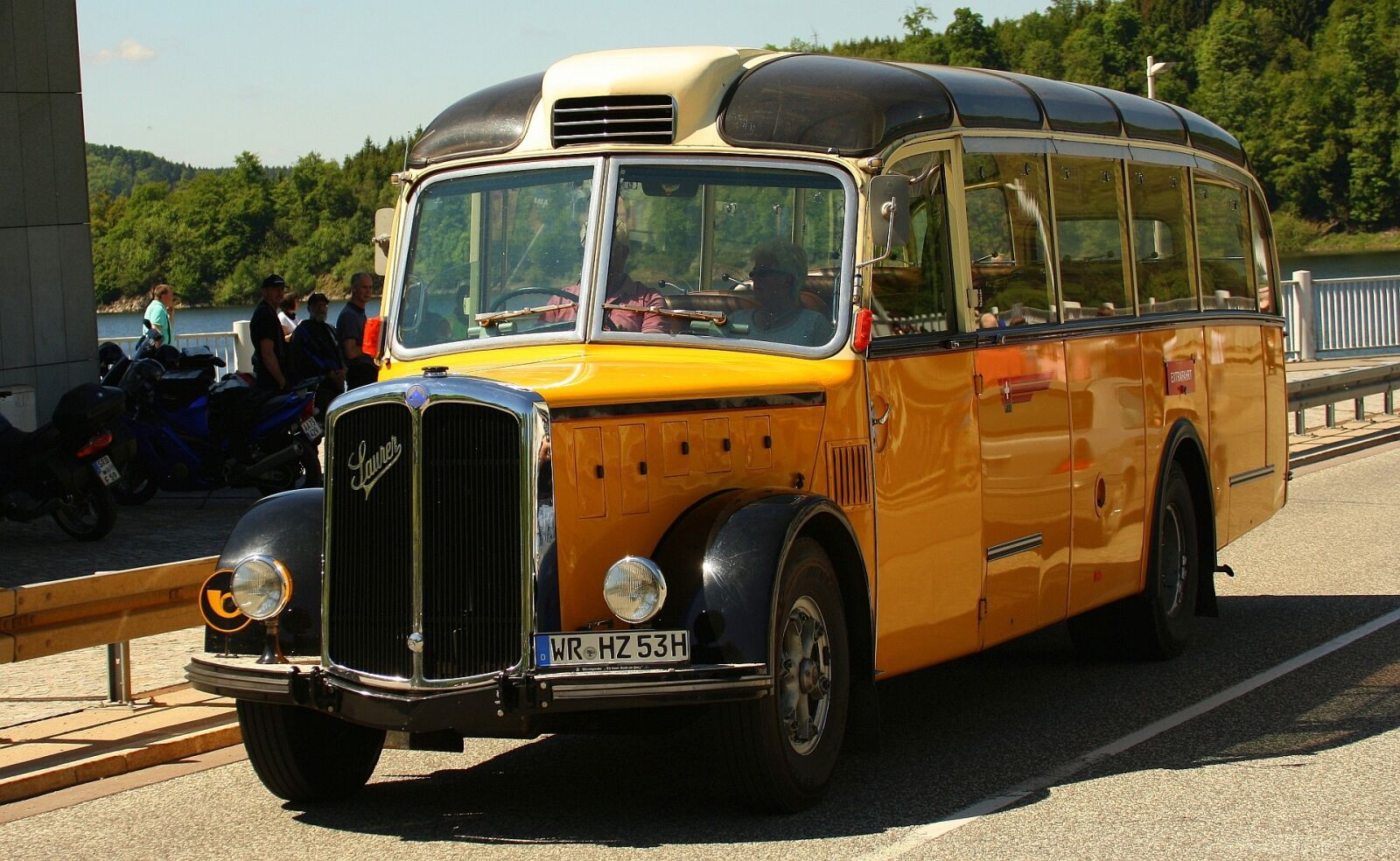 Canon EOS 1000D (EOS Digital Rebel XS / EOS Kiss F) sample photo. Acid, bus, diesel photography
