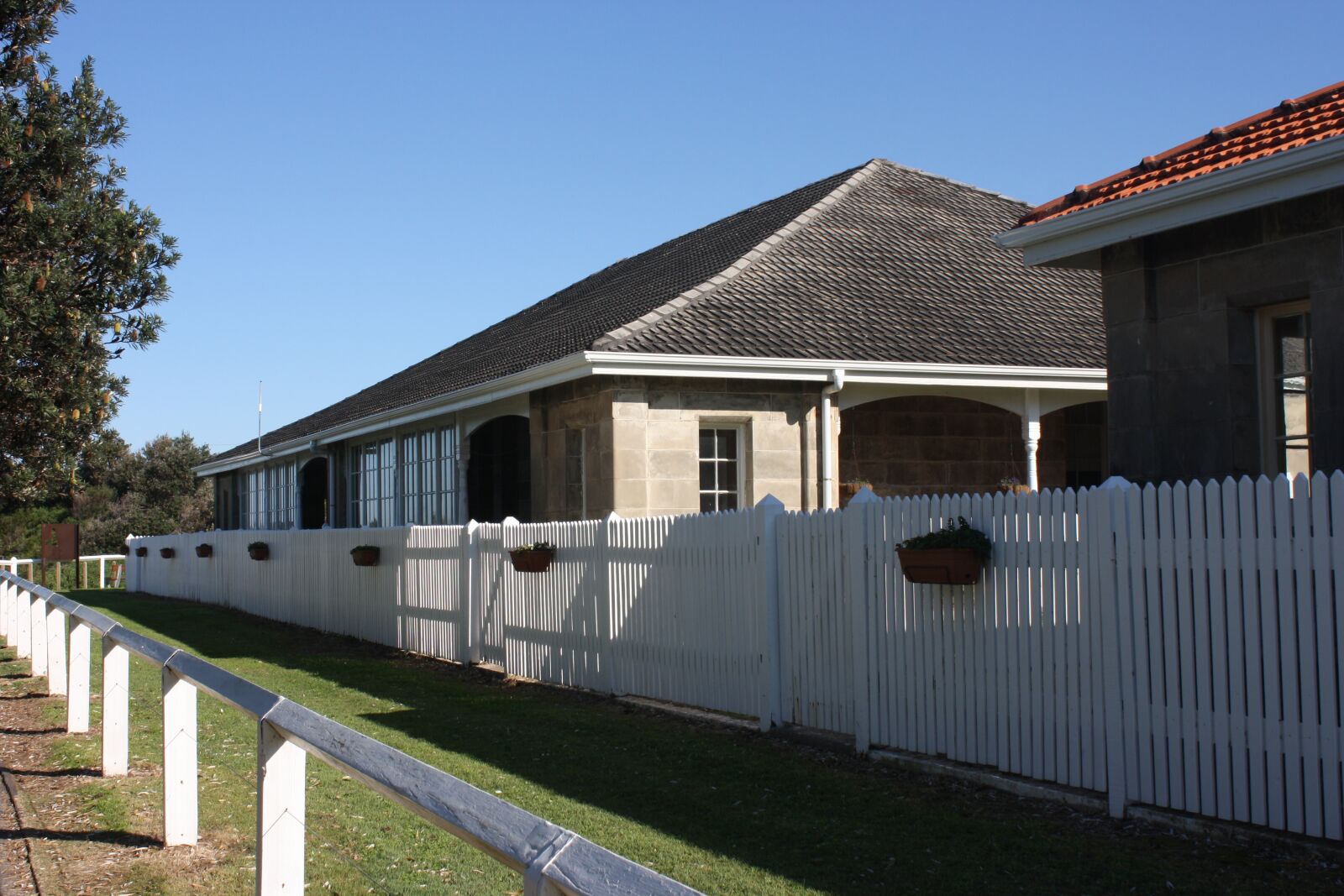 Canon EOS 1000D (EOS Digital Rebel XS / EOS Kiss F) sample photo. House, view, design photography