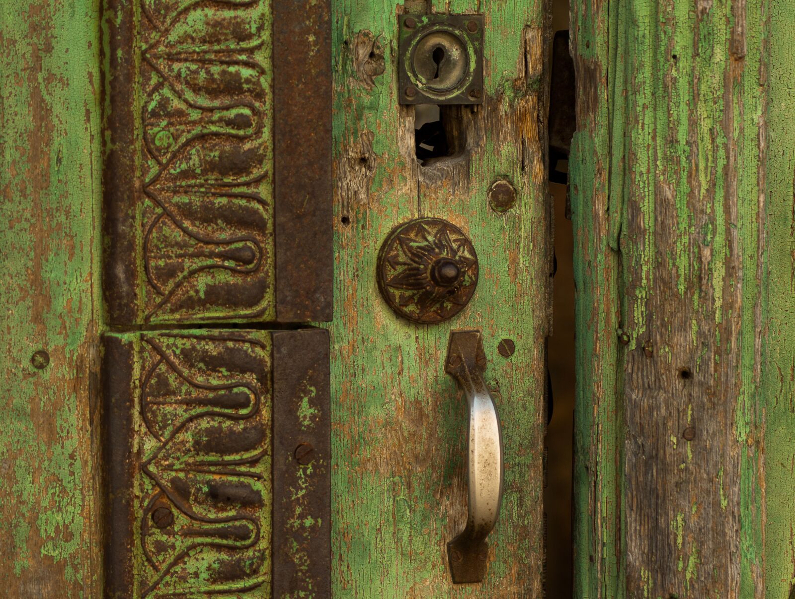 Tamron AF 70-300mm F4-5.6 Di LD Macro sample photo. Door, lock, wooden door photography