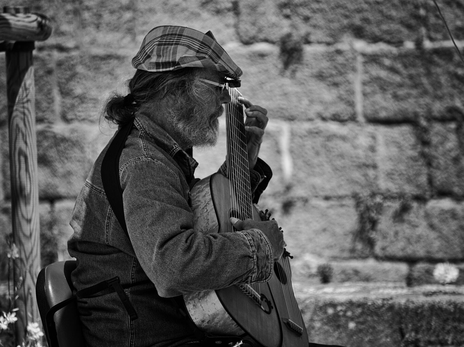 Sony E 55-210mm F4.5-6.3 OSS sample photo. Artiste, casquette, guitariste, homme photography
