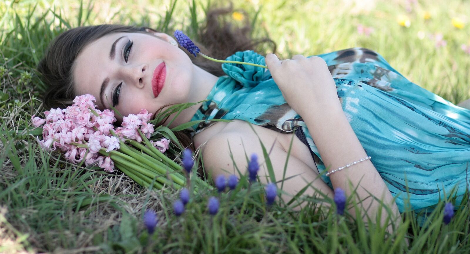 Canon EOS 450D (EOS Rebel XSi / EOS Kiss X2) sample photo. Girl, hyacinth, flowers photography