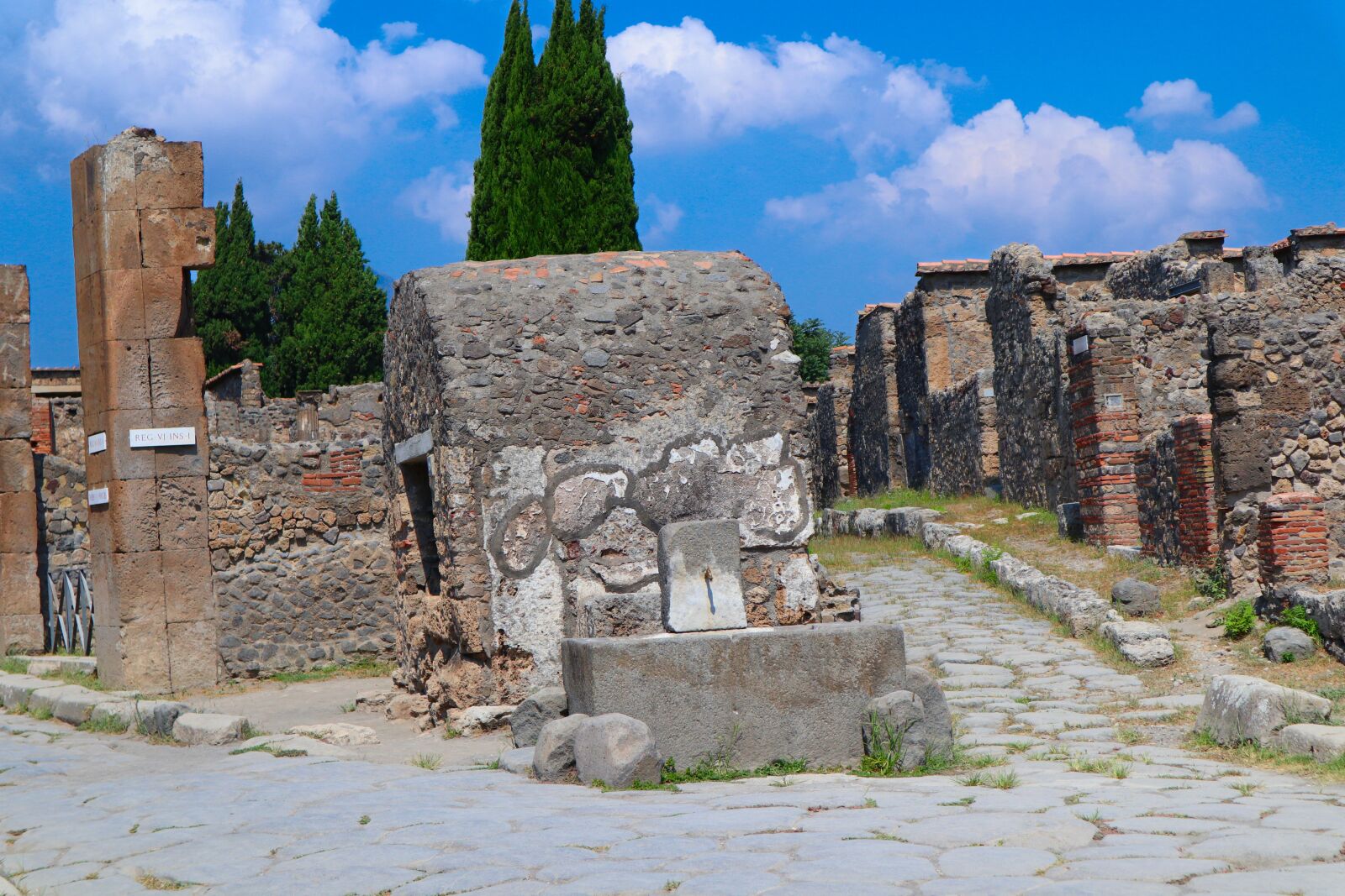 Canon EOS M100 + Canon EF-M 15-45mm F3.5-6.3 IS STM sample photo. Pompeii, fontana, crossroads photography