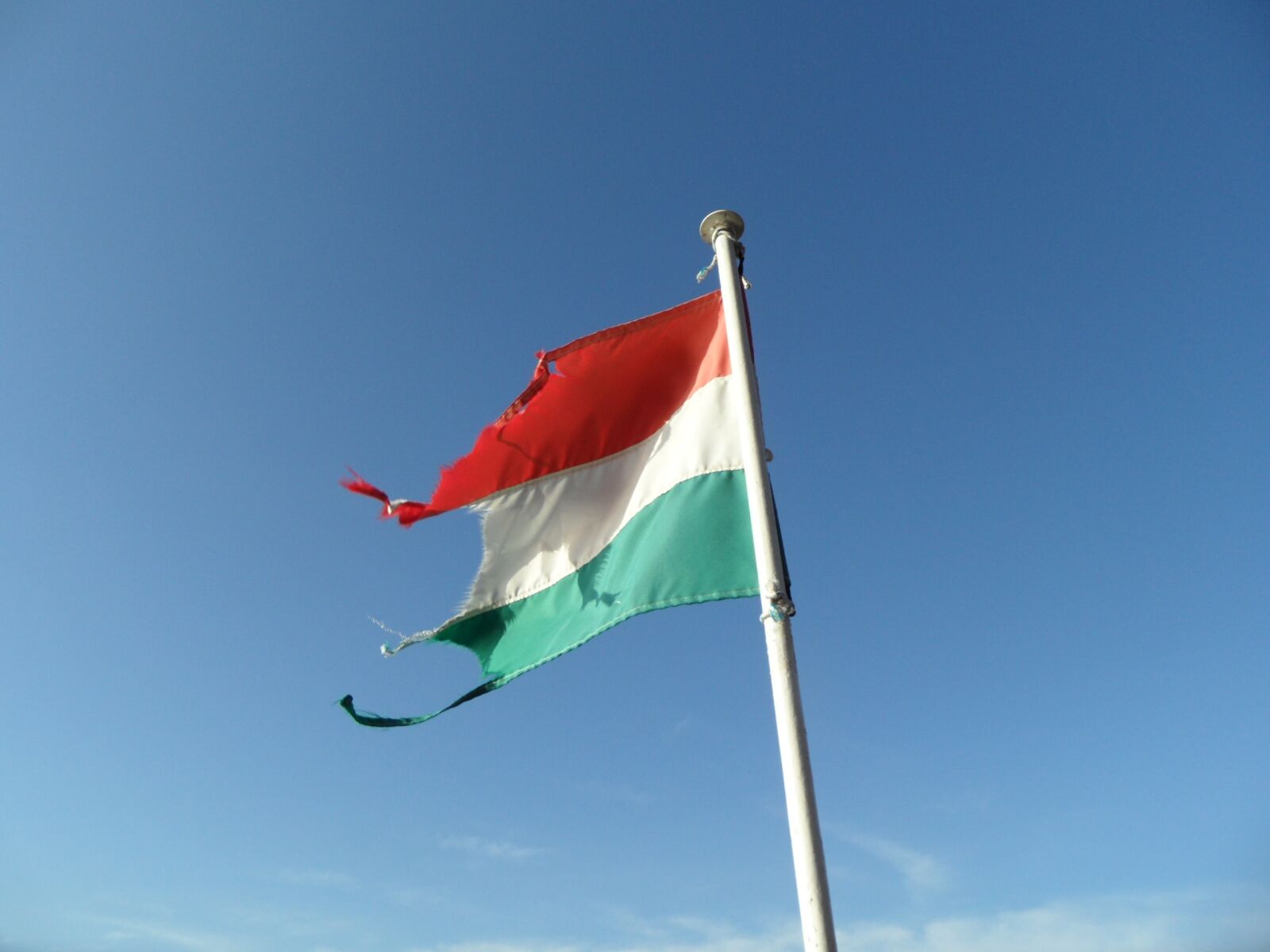 Samsung WB600 / VLUU WB600 /  WB610 sample photo. Flag, sky, wind photography