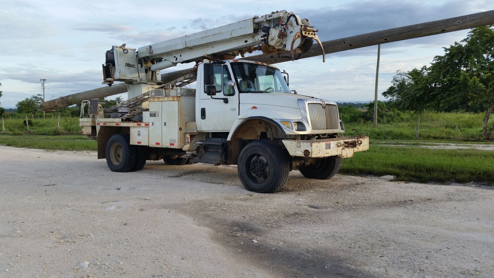 Samsung Galaxy S5 sample photo. International, truck, pole truck photography