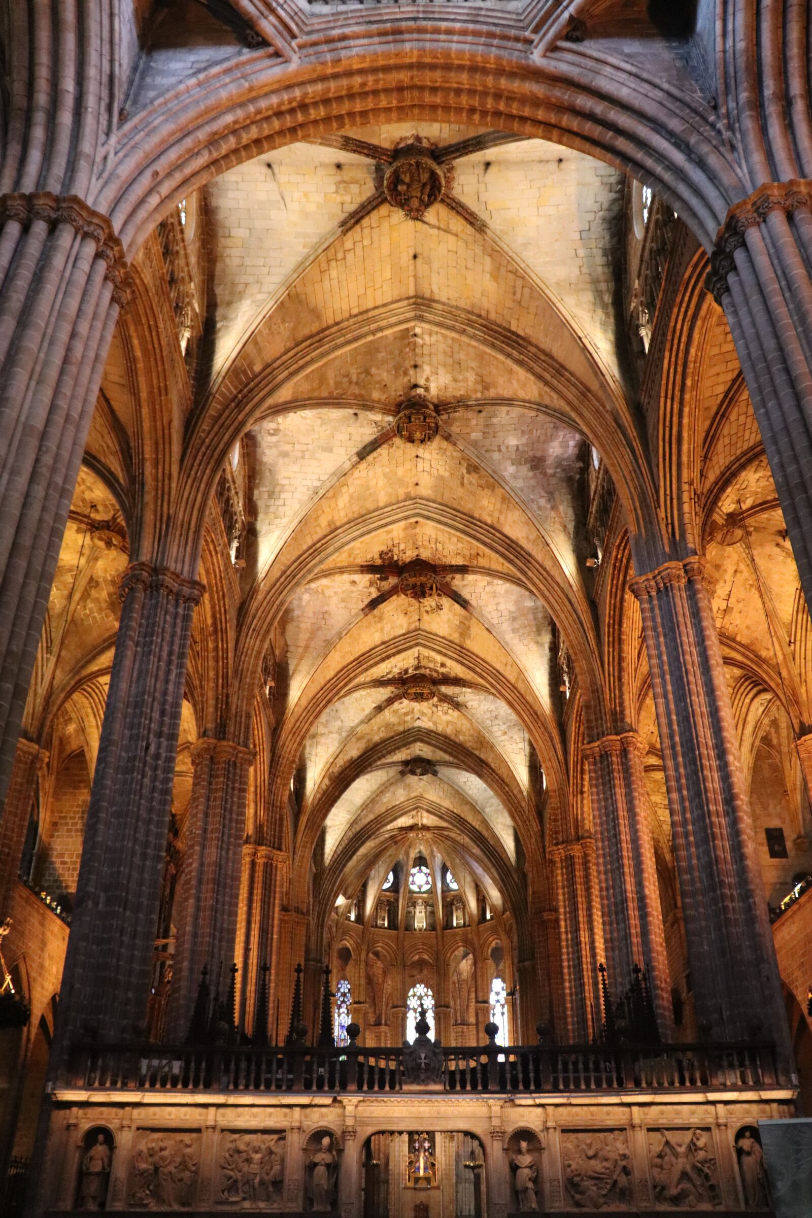 Canon EOS 200D (EOS Rebel SL2 / EOS Kiss X9) sample photo. Cathedral, interior, gothic photography