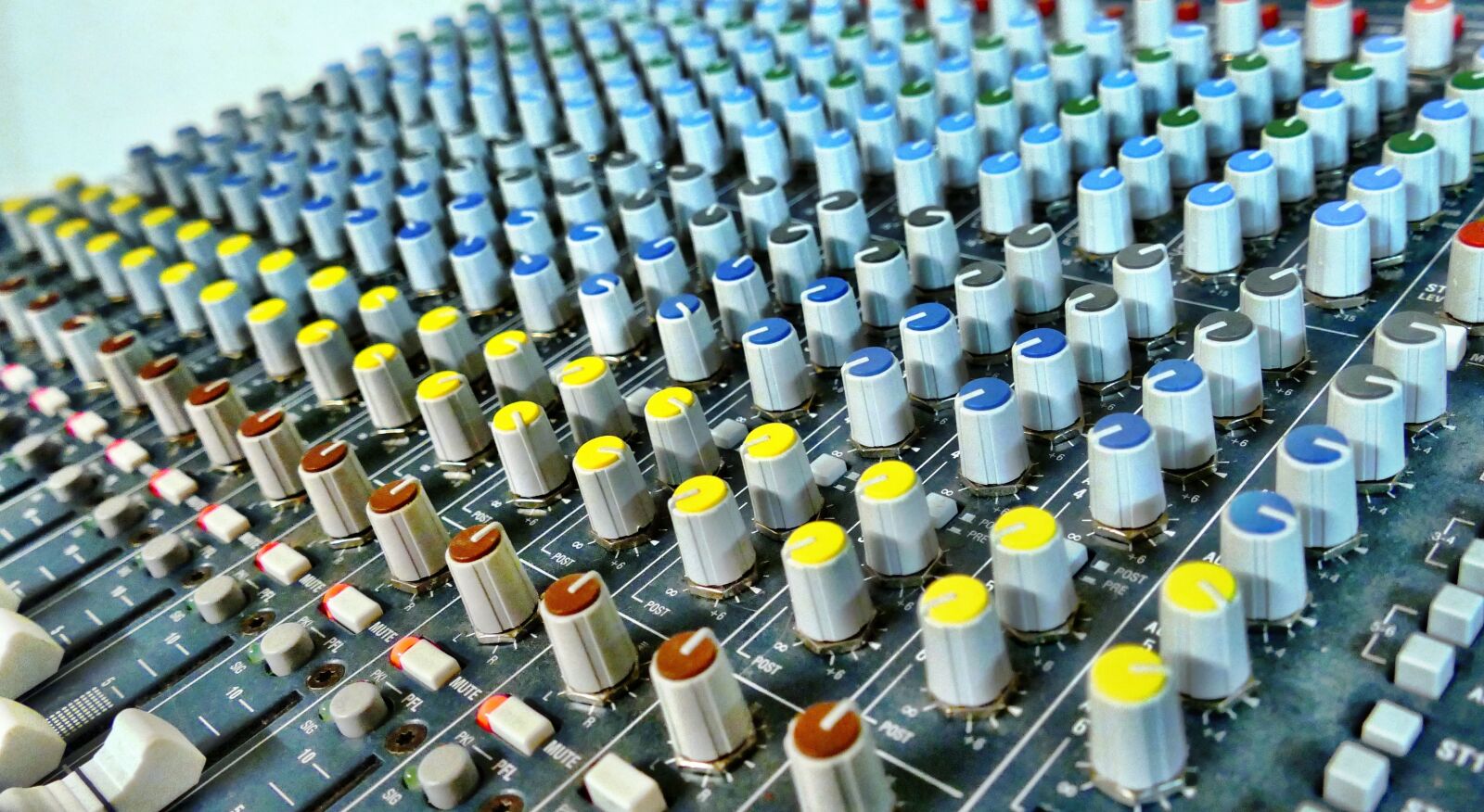 Panasonic Lumix DMC-FZ1000 sample photo. Mixer, rotary control, sound photography