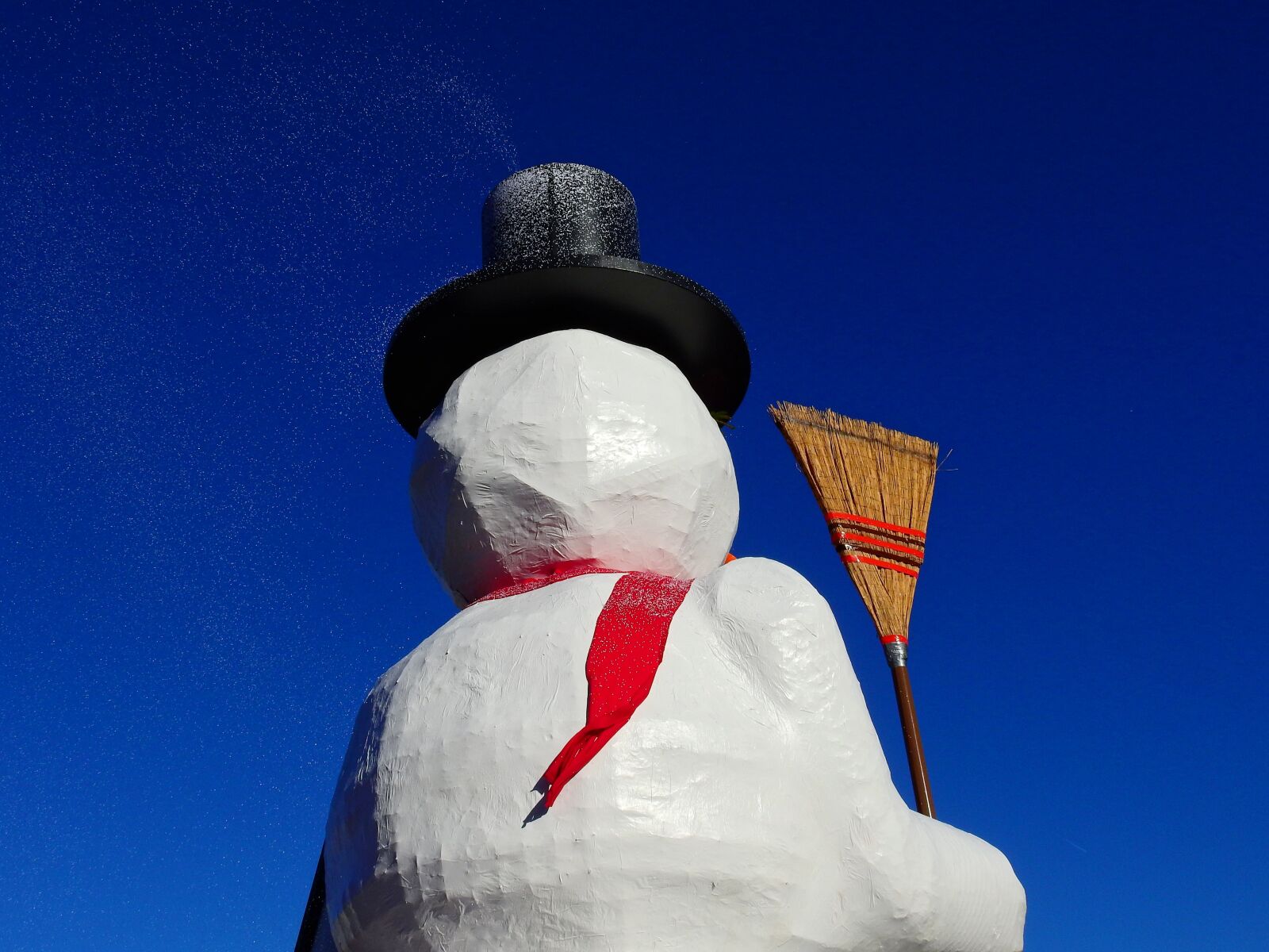 Nikon Coolpix P900 sample photo. Carnival, move, snowman photography
