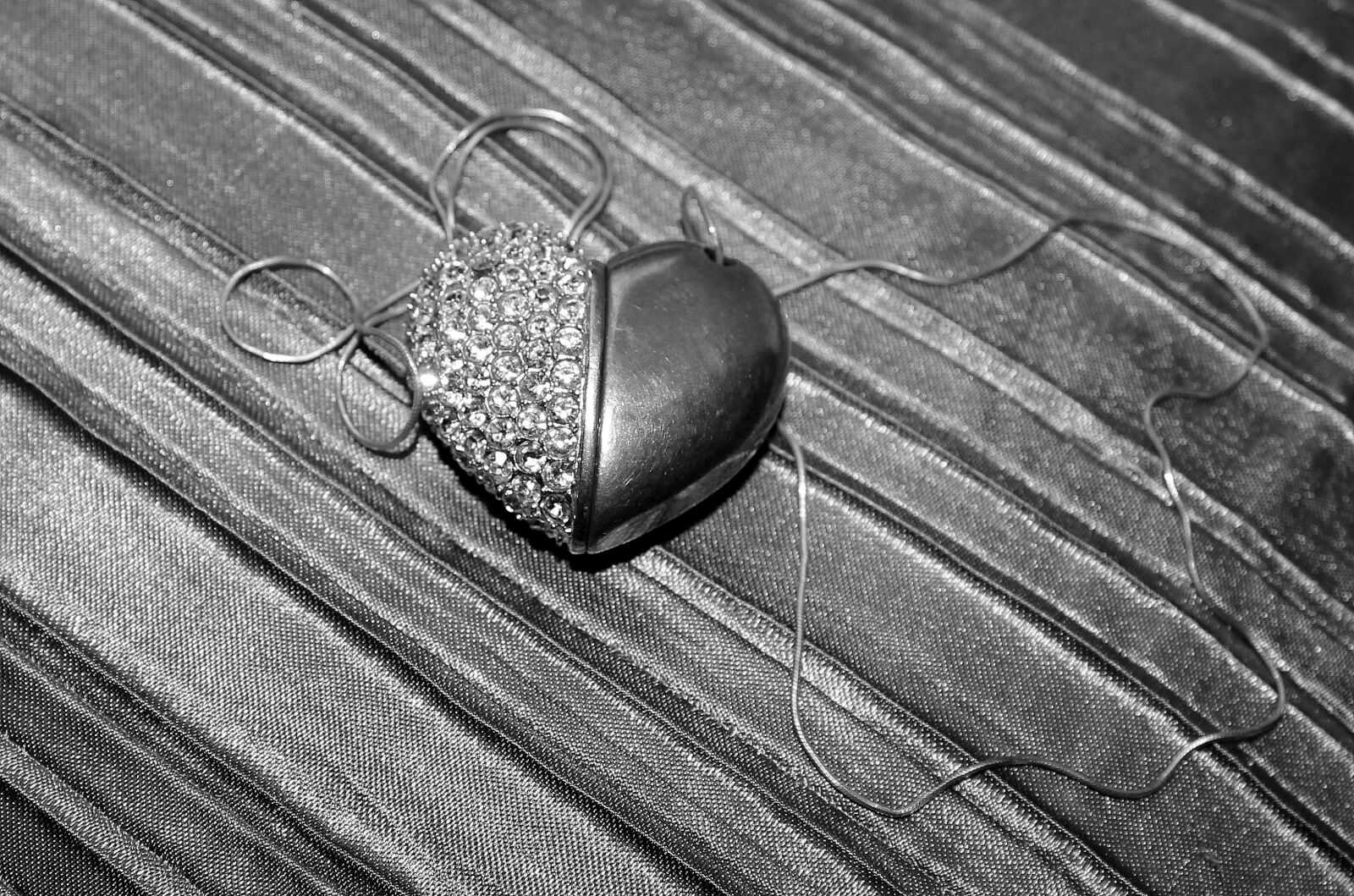 Canon EOS 1200D (EOS Rebel T5 / EOS Kiss X70 / EOS Hi) sample photo. Heart, symbol, valentine's day photography