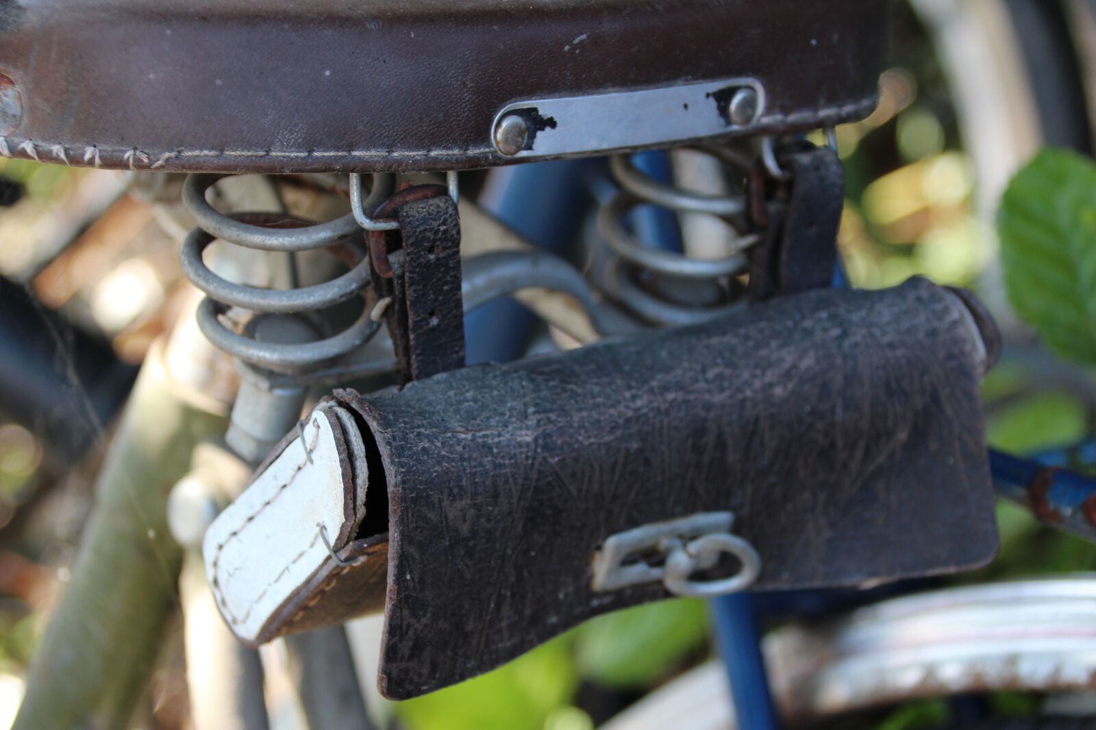 Canon EOS 1200D (EOS Rebel T5 / EOS Kiss X70 / EOS Hi) sample photo. Bike, saddle bag, feather photography