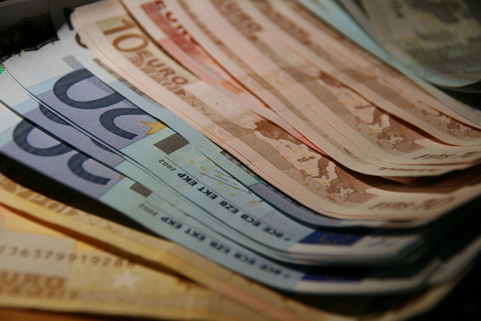 Canon EOS 400D (EOS Digital Rebel XTi / EOS Kiss Digital X) sample photo. Money, euros, finance photography