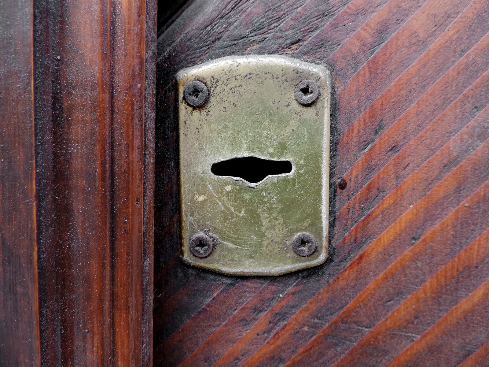 Nikon Coolpix P520 sample photo. Rust, latch, old, wall photography