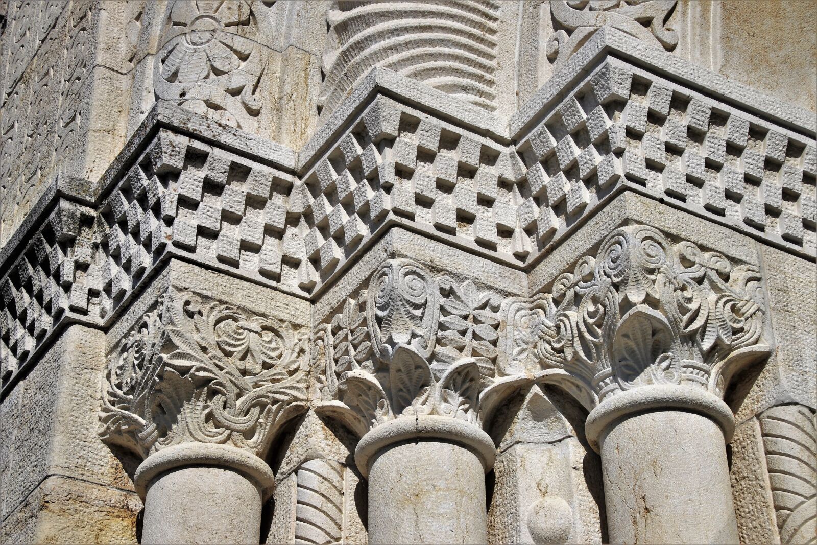 Canon EOS 80D sample photo. Facade, columns, the walls photography