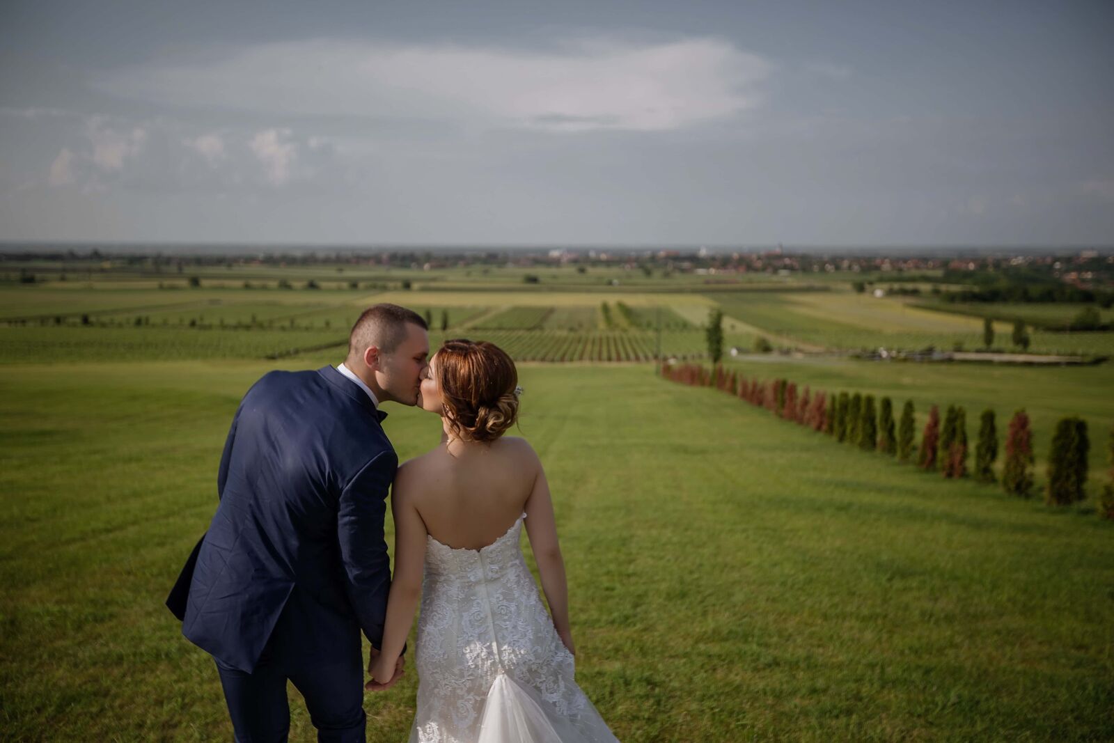 Canon EF 16-35mm F2.8L II USM sample photo. Kiss, idyllic, hilltop, field photography