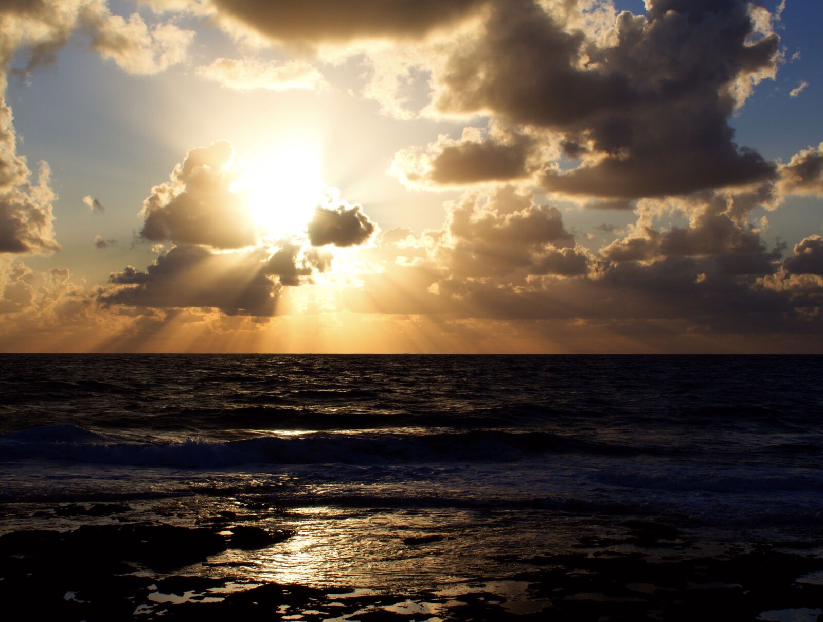 Canon EOS 1300D (EOS Rebel T6 / EOS Kiss X80) sample photo. Sunset, seascape, clouds photography
