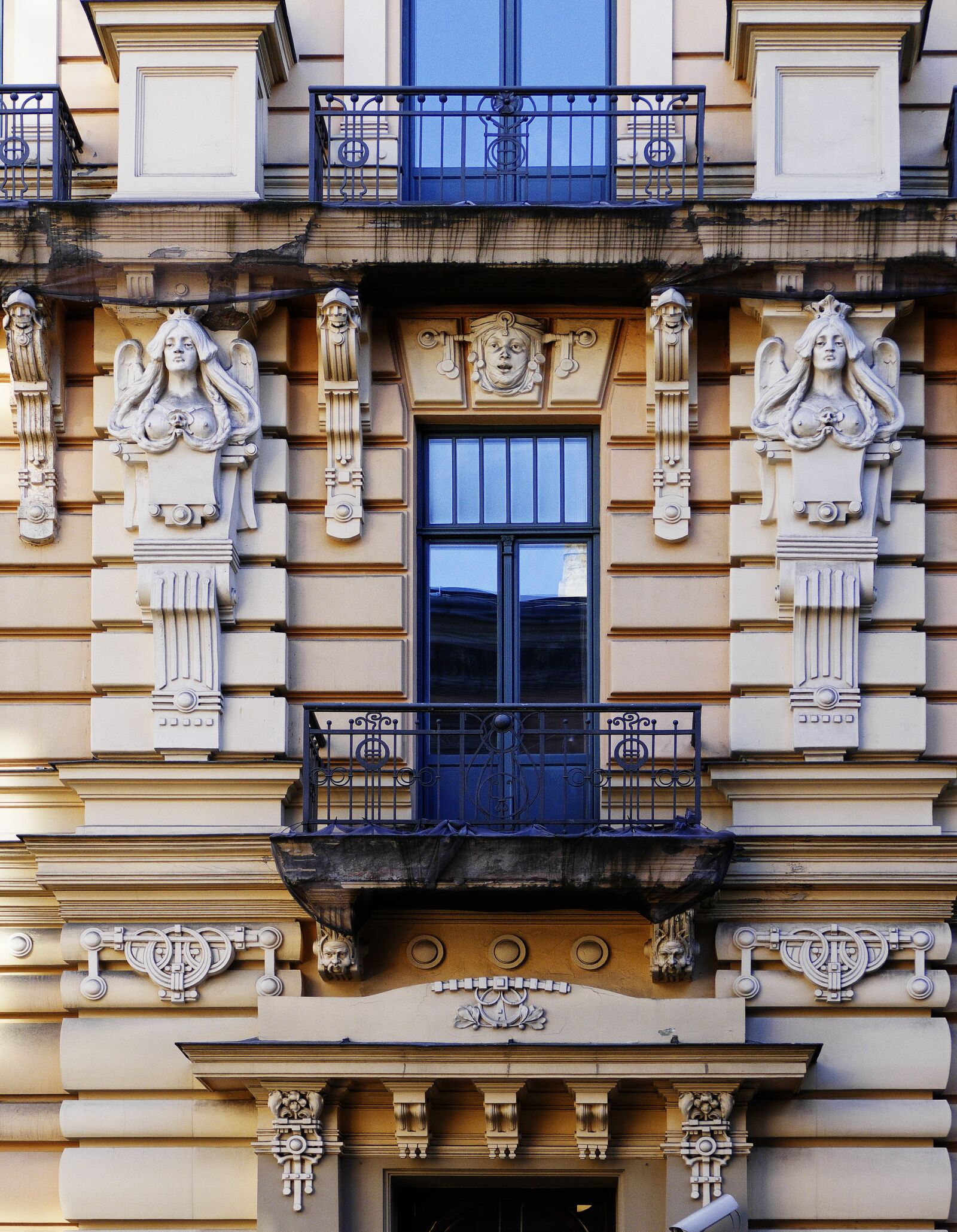 Panasonic Lumix DMC-FZ1000 sample photo. Facade, architecture, house facade photography