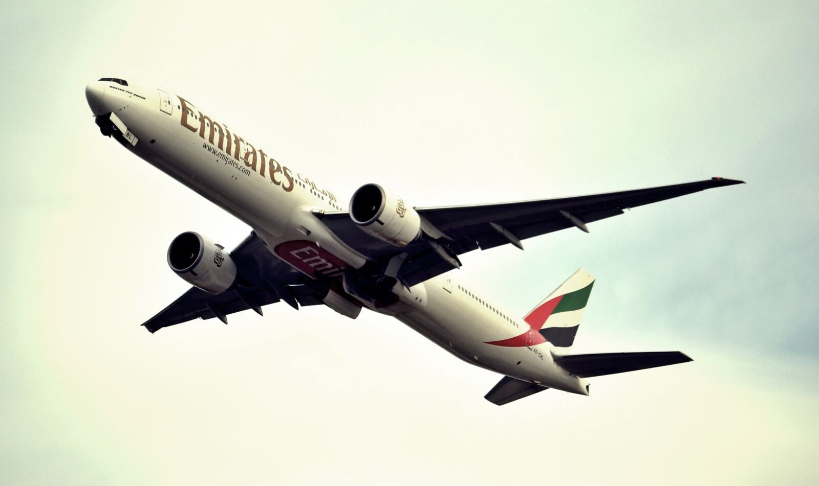 Nikon D3100 sample photo. Emirates, b777, b777300er photography