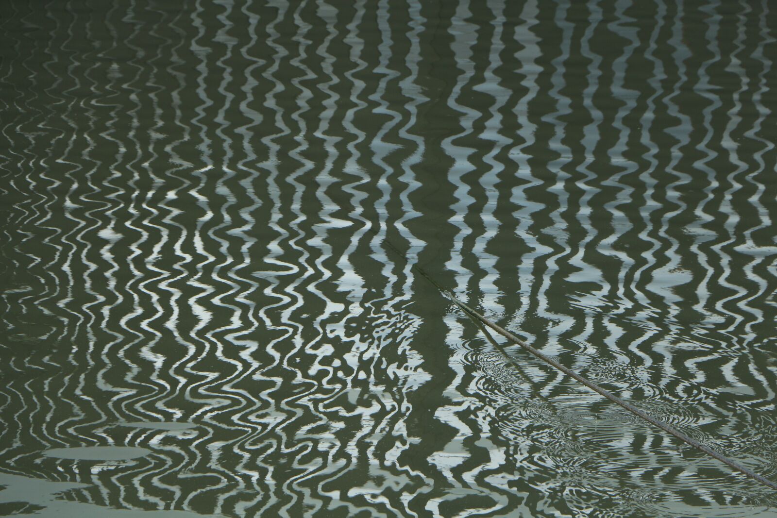 Canon EOS 650D (EOS Rebel T4i / EOS Kiss X6i) + Canon EF-S 18-135mm F3.5-5.6 IS STM sample photo. Water, mirroring, pattern photography