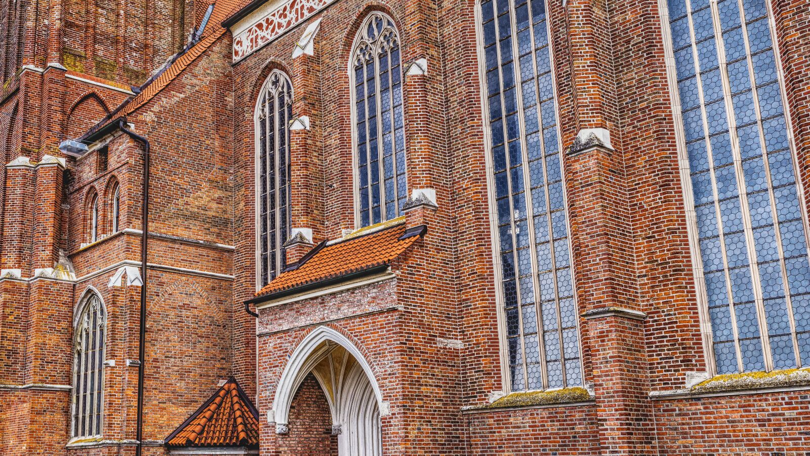 Sony a6300 + Sigma 30mm F2.8 EX DN sample photo. Church, bricks, architecture photography
