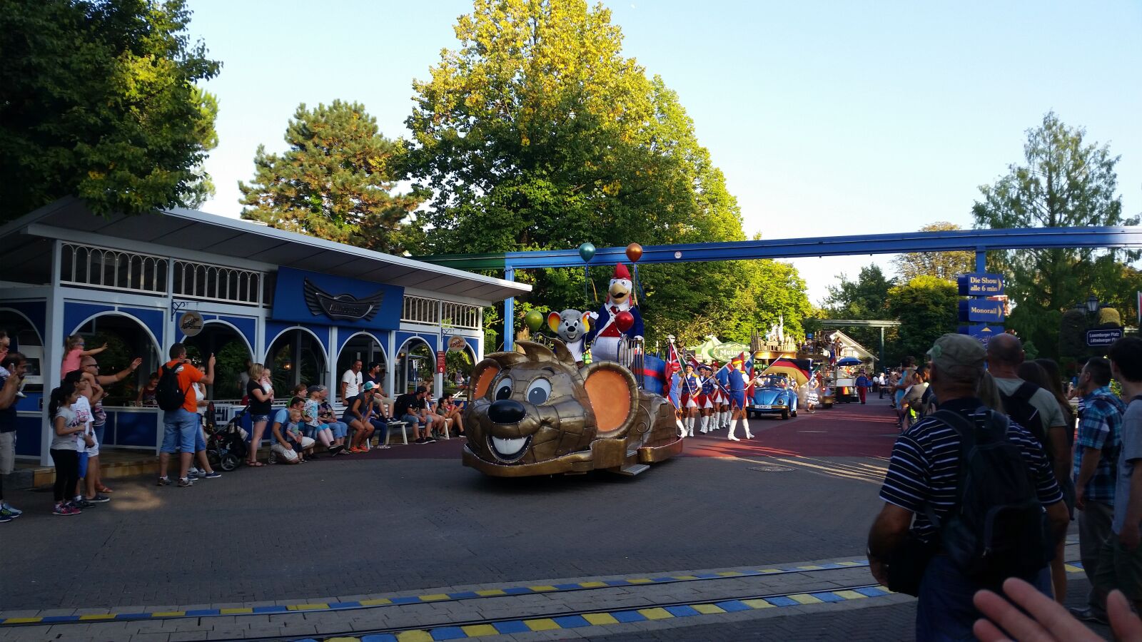Samsung Galaxy S5 sample photo. Europa park, parade, summer photography