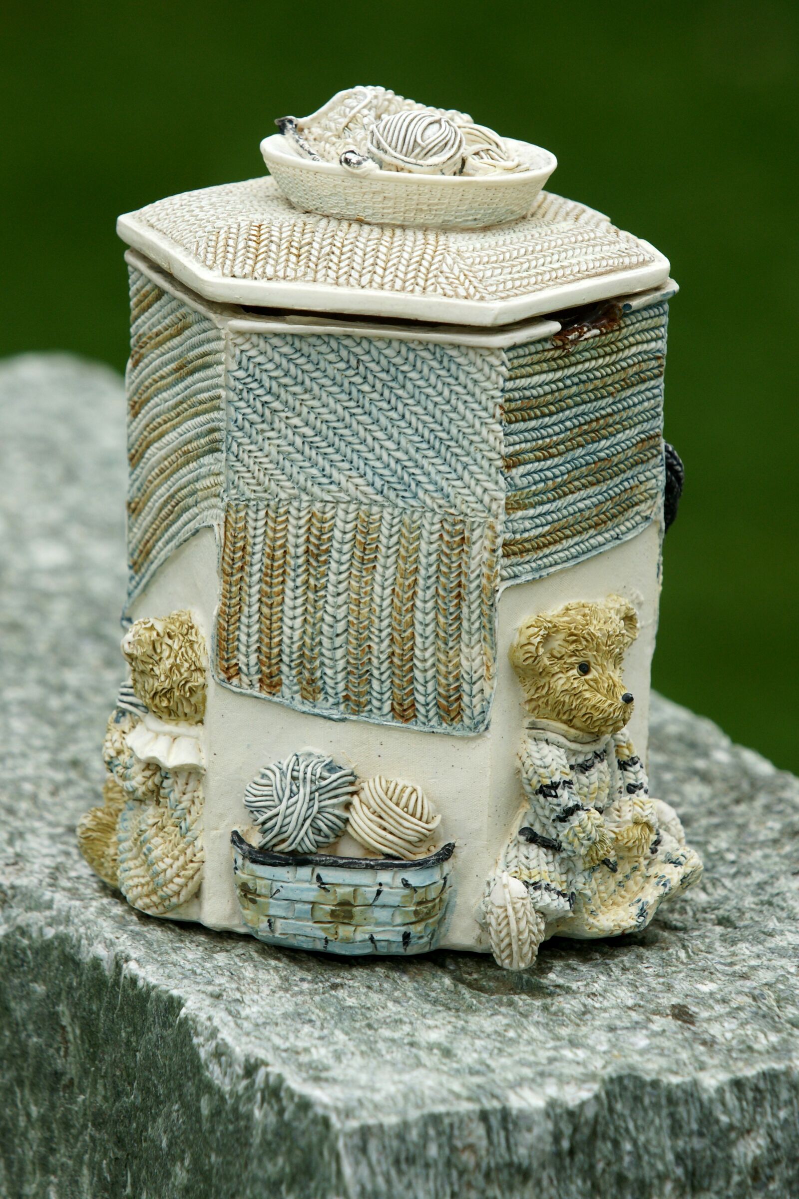 Sony Alpha DSLR-A700 sample photo. Bear, box, ceramic photography