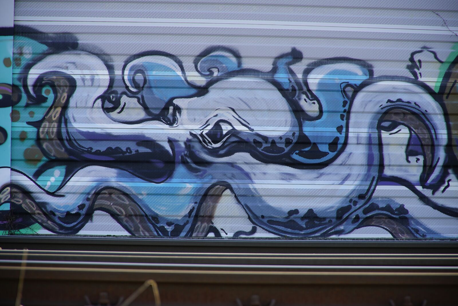 Sony a7R II + Sony E PZ 18-105mm F4 G OSS sample photo. Graffitti, blue, octopus photography