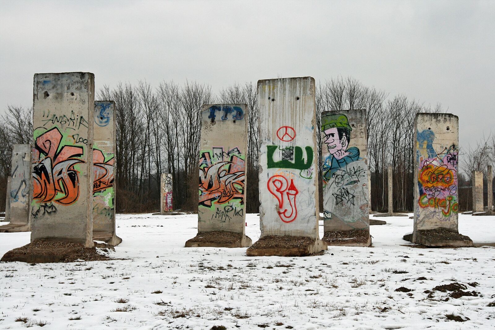 Canon EOS 400D (EOS Digital Rebel XTi / EOS Kiss Digital X) sample photo. Wall, berlin, snow photography
