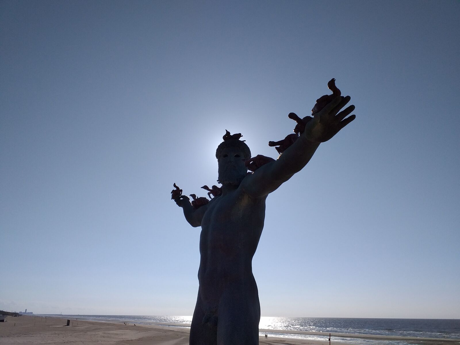 Samsung Galaxy J4+ sample photo. Statue, beach, sun photography