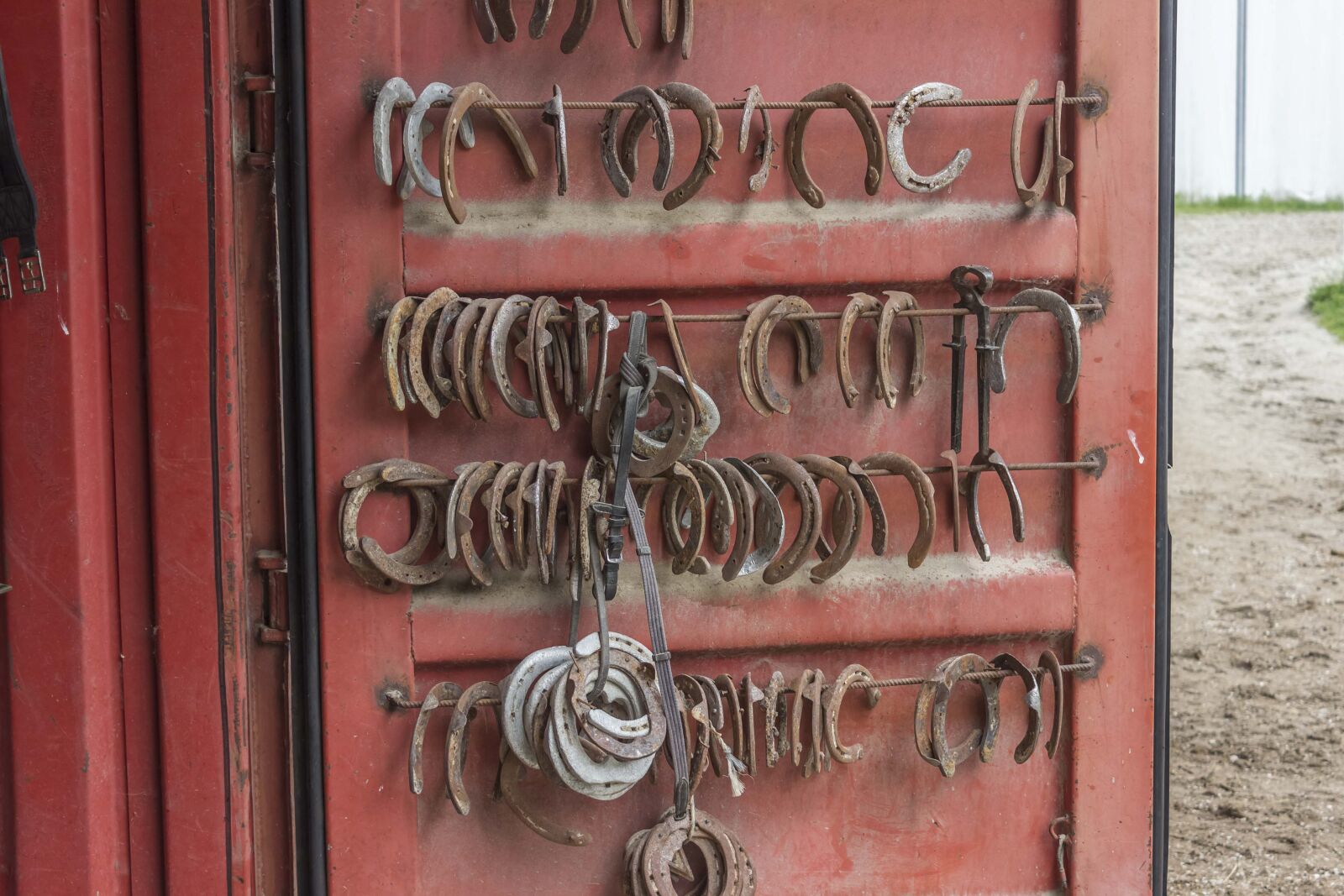 Canon EOS 600D (Rebel EOS T3i / EOS Kiss X5) sample photo. Horseshoe, barn, rusty photography