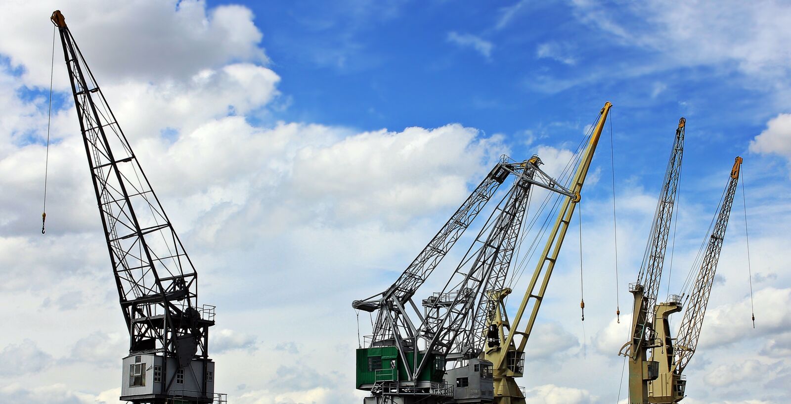 Canon EOS 550D (EOS Rebel T2i / EOS Kiss X4) sample photo. Harbour cranes, sky, clouds photography