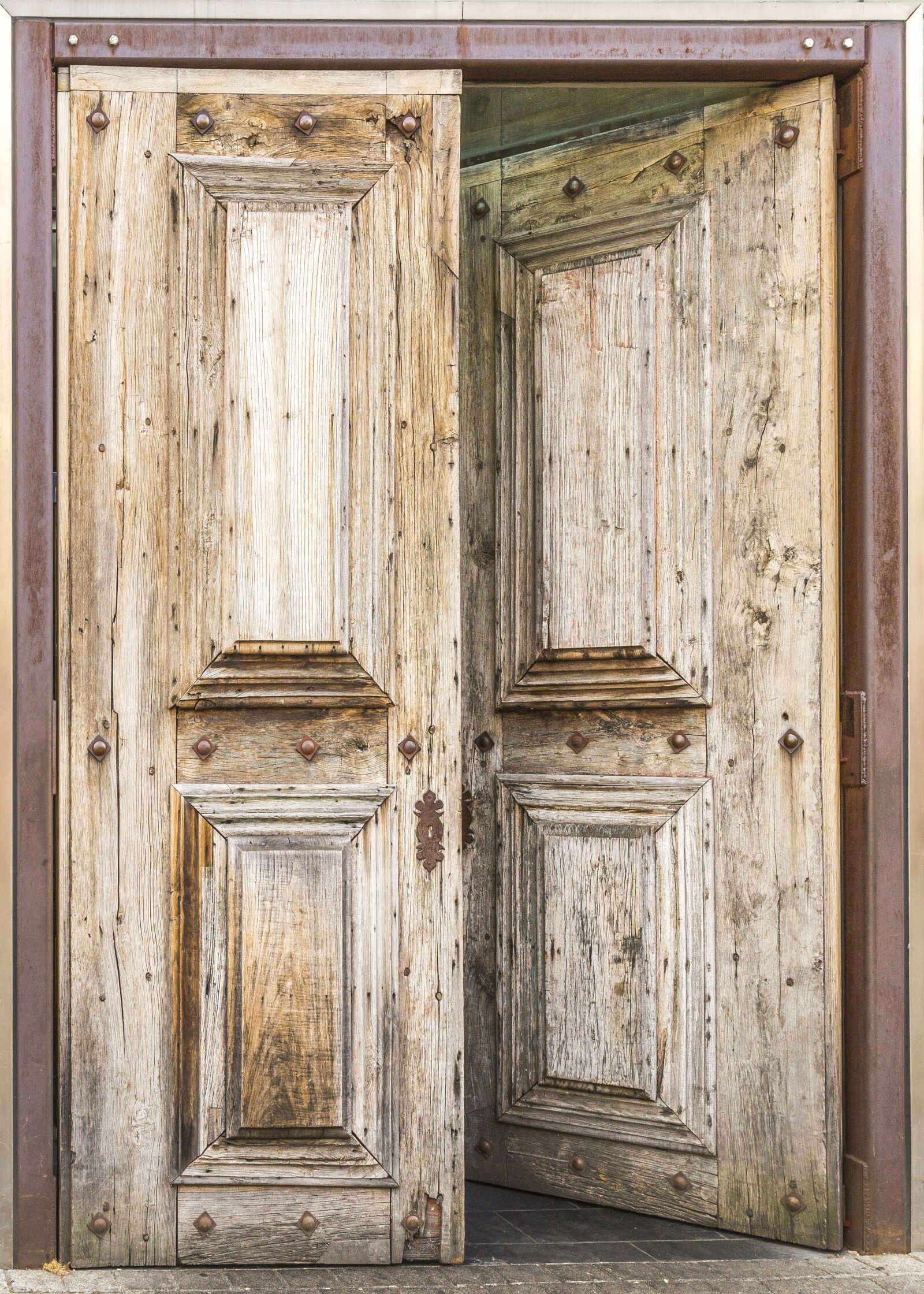 Canon EF 24-105mm F4L IS USM sample photo. Door, wood texture, ajar photography