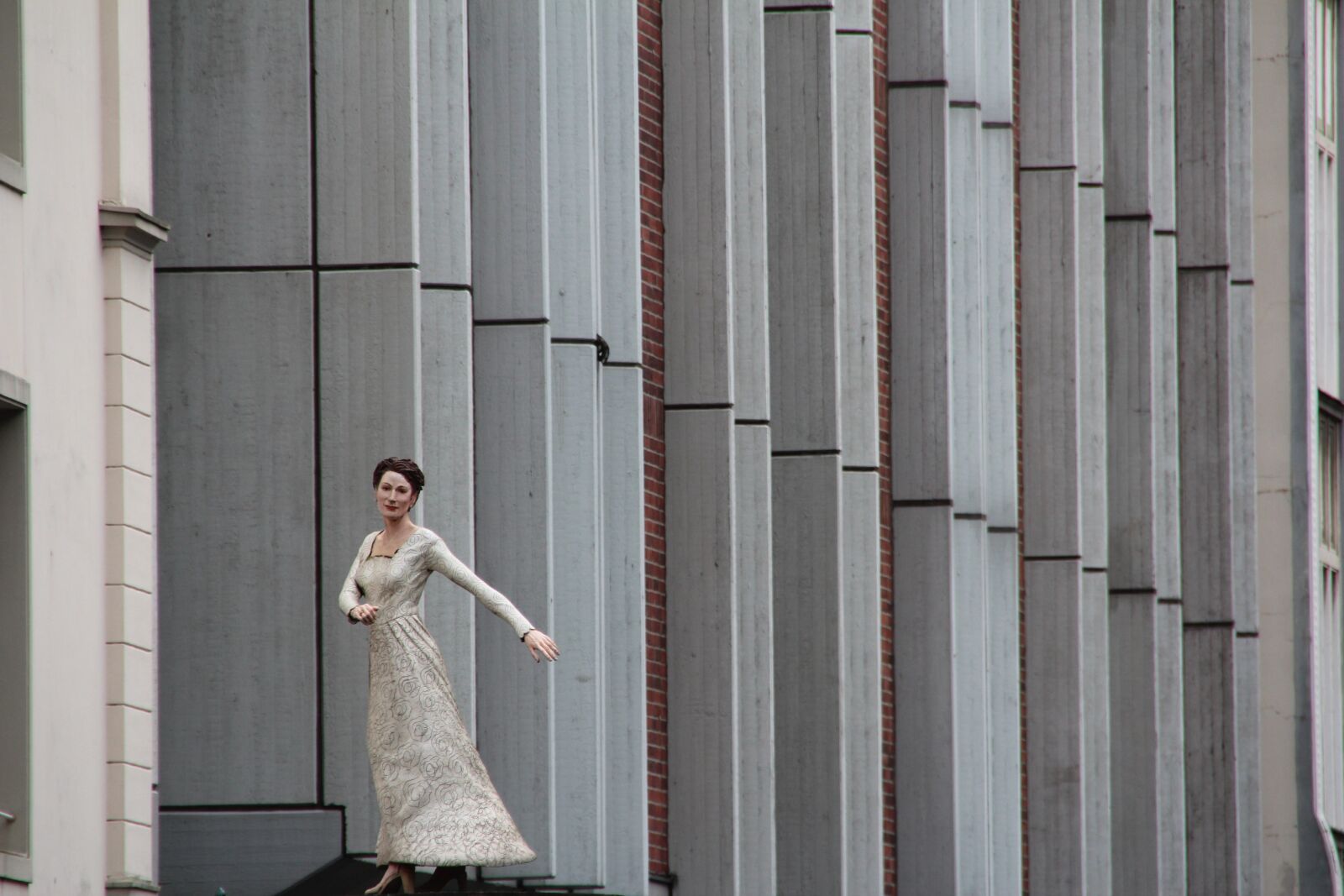 Canon EOS 600D (Rebel EOS T3i / EOS Kiss X5) sample photo. Sculpture, woman, facade photography