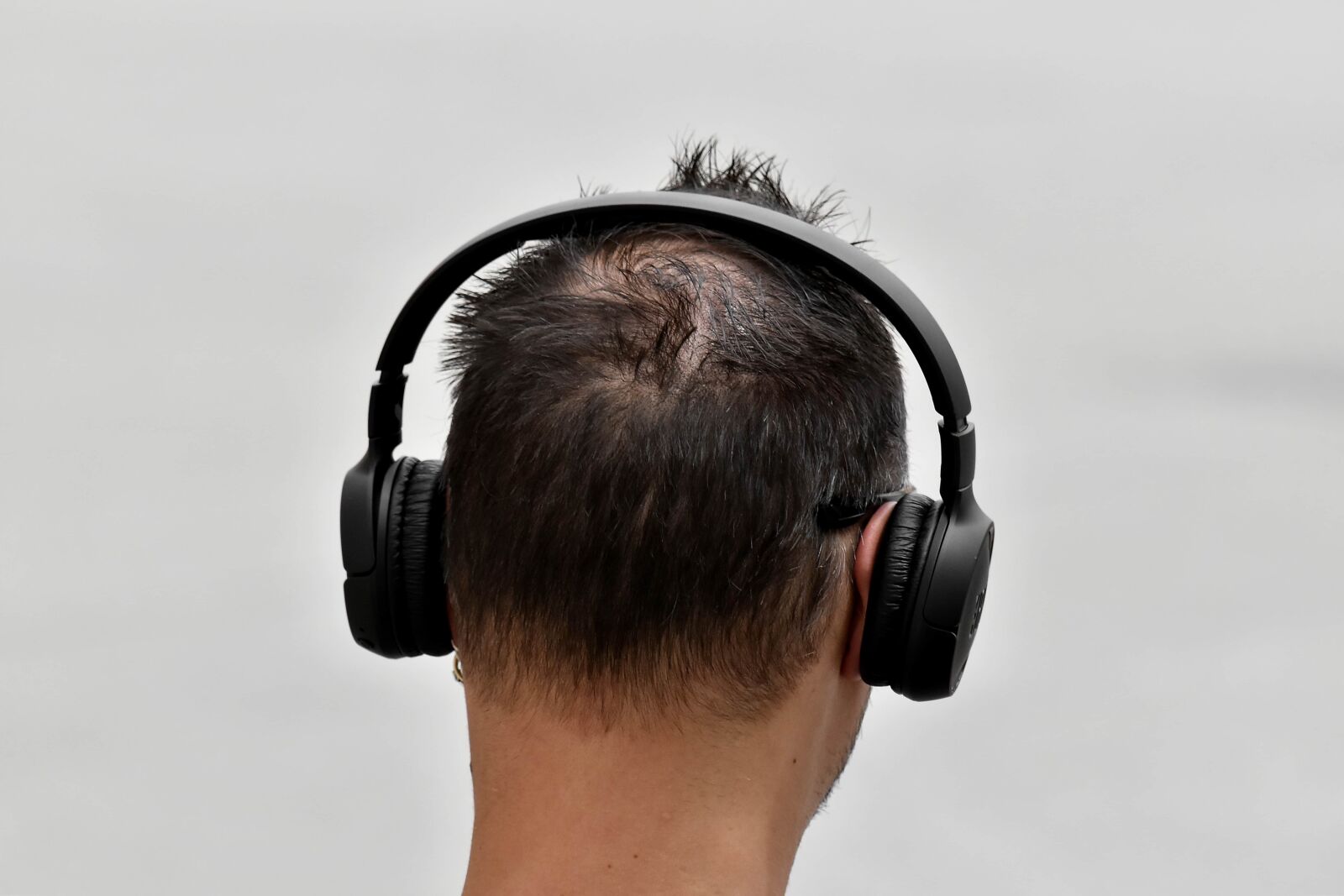 Nikon D5500 sample photo. Hairstyle, headphones, listening, modern photography