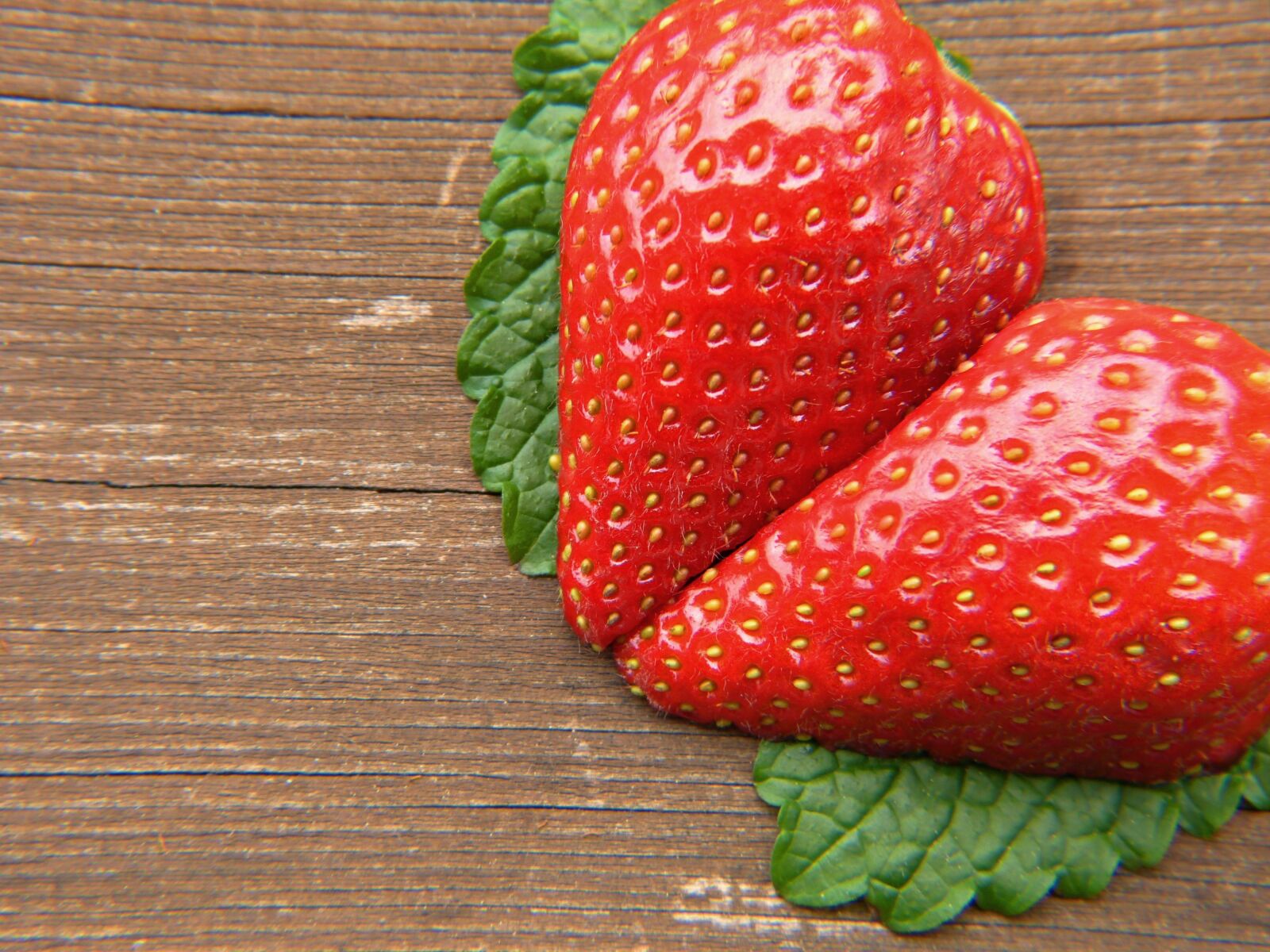 Panasonic Lumix DMC-FZ150 sample photo. Strawberry, heart, wood photography