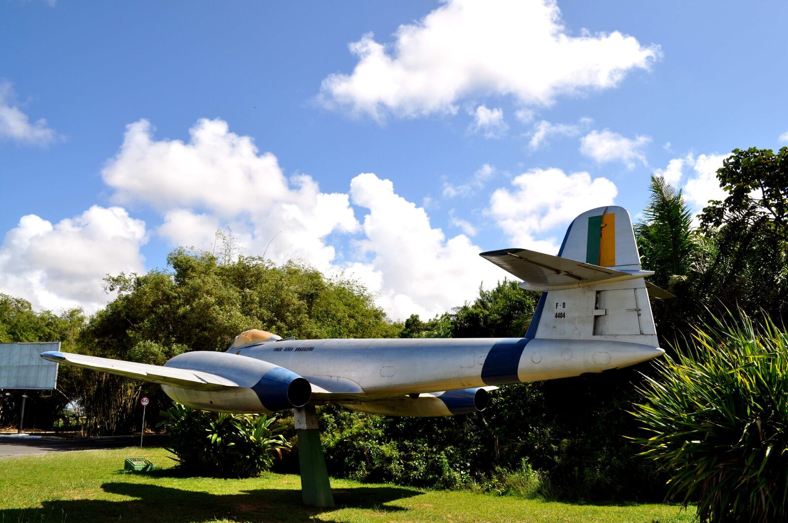 Nikon D5000 sample photo. Aircraft, ground, park photography