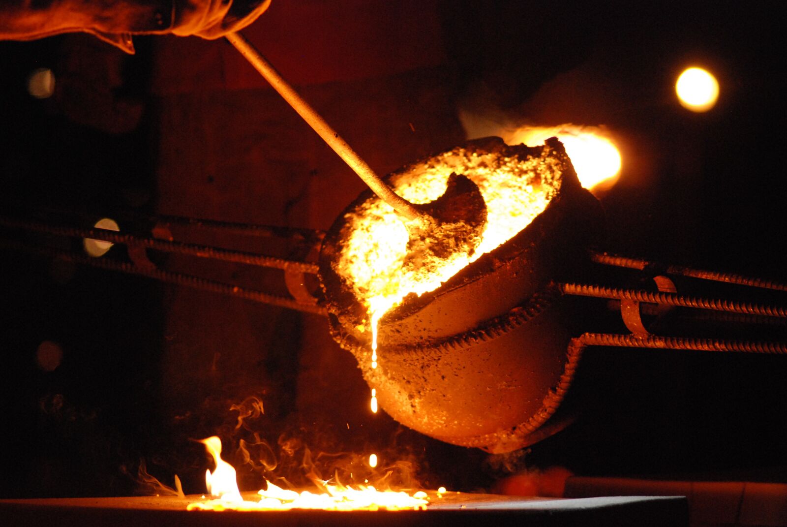 Nikon D80 sample photo. Dripping, boiling, iron pour photography