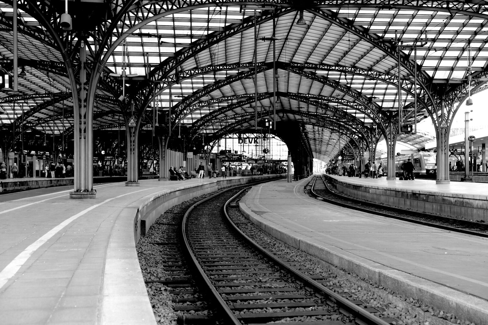 Fujifilm X-E1 sample photo. Cologne main station, train photography
