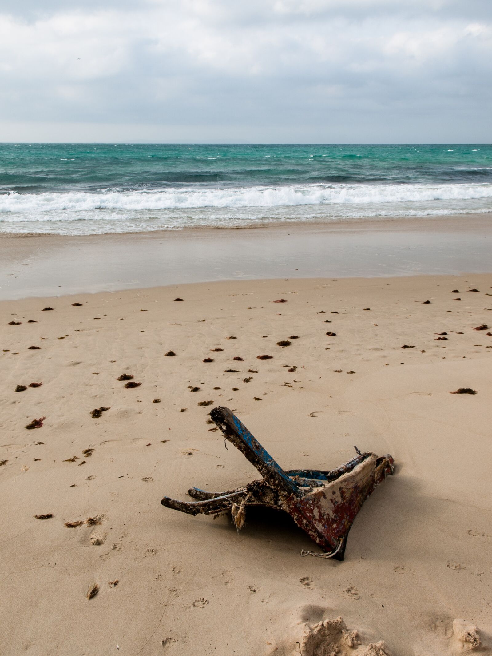 Olympus E-510 (EVOLT E-510) sample photo. Beach, shipwreck, sand photography