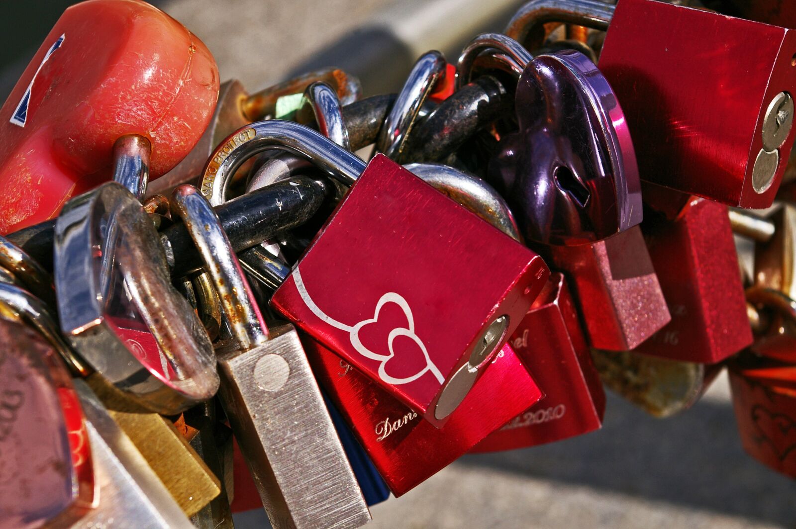 Pentax *ist DL2 sample photo. Padlocks, castles, love photography